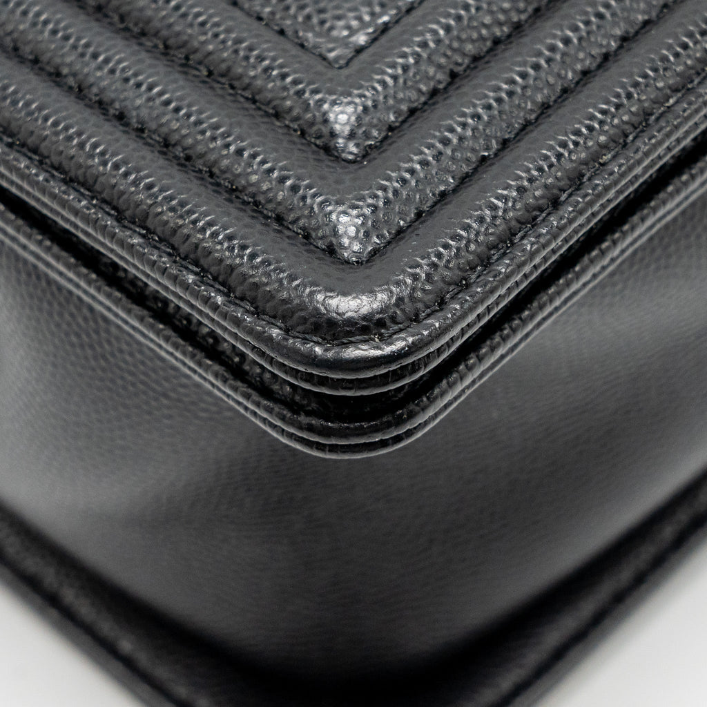CHANEL MEDIUM BOY BAG CAVIAR BLACK SHW (MICROCHIP)