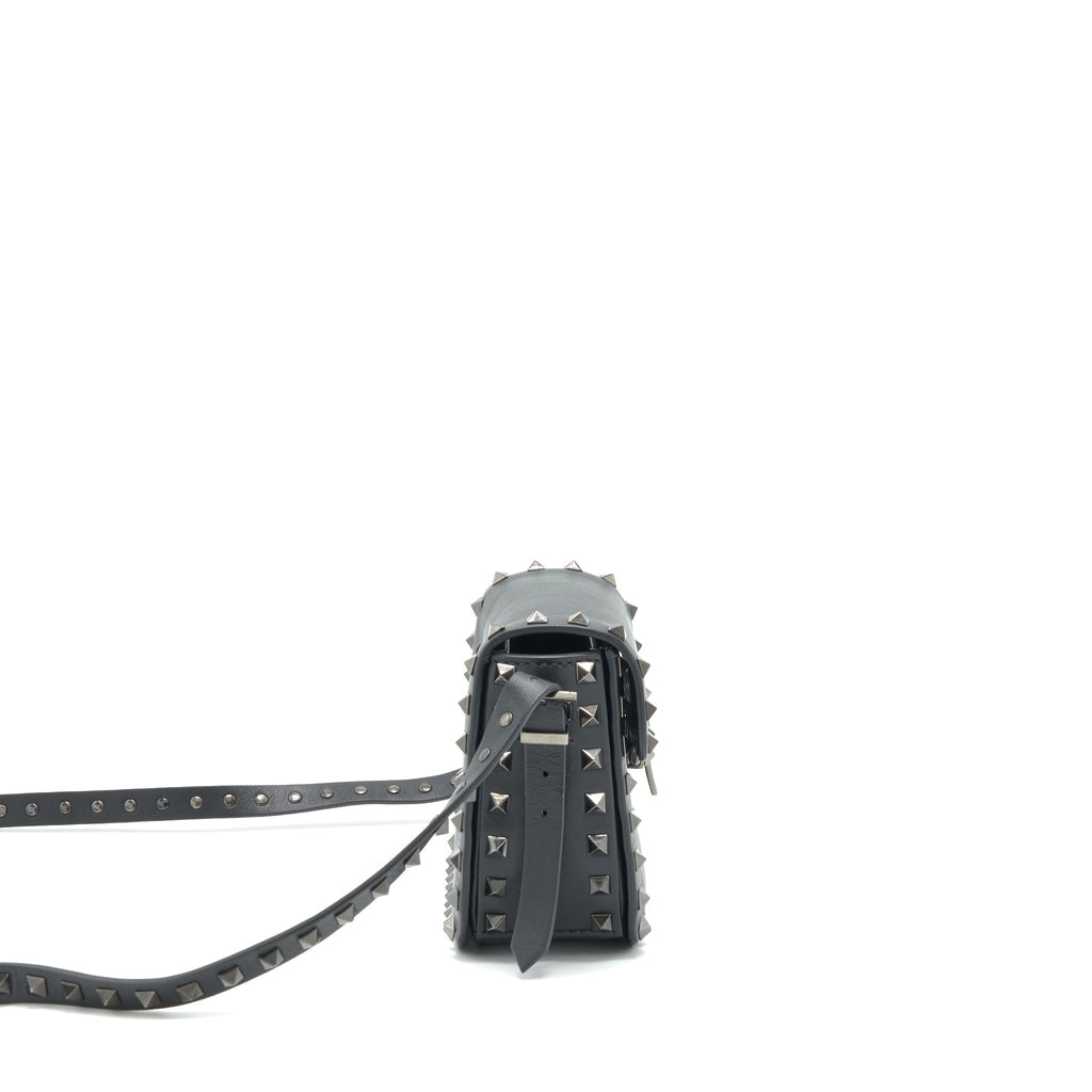 VALENTINO GARAVANI SMALL ROCKSTUD GRAINY CALFSKIN CROSSBODY BAG BLACK SHW