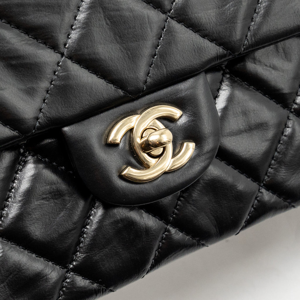 CHANEL 23A CLASSIC FLAP CLUTCH SHINY CALFSKIN BLACK GHW (MICROCHIP)