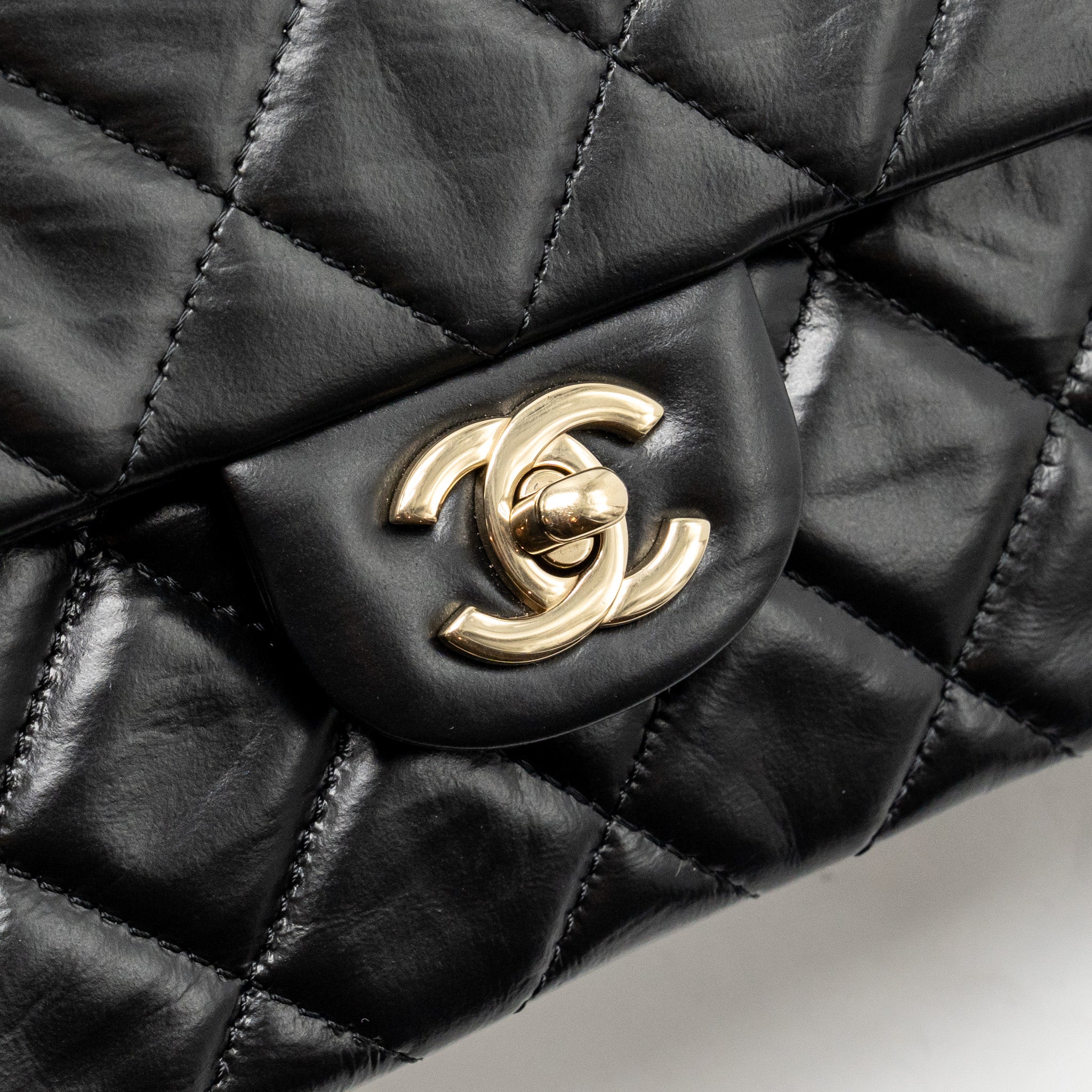 CHANEL 23A CLASSIC FLAP CLUTCH SHINY CALFSKIN BLACK GHW (MICROCHIP)