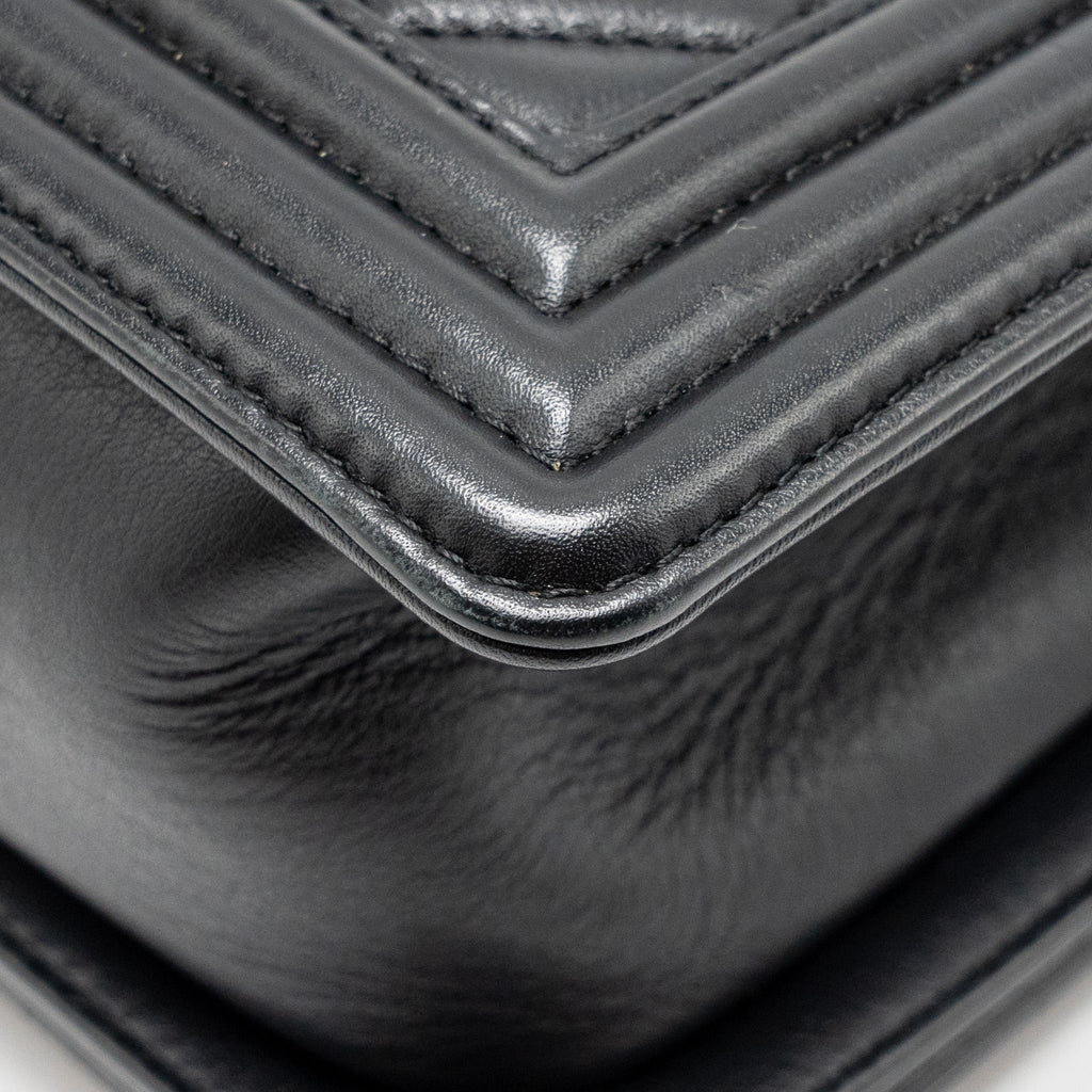 CHANEL MEDIUM BOY BAG CALFSKIN BLACK RUTHENIUM HARDWARE