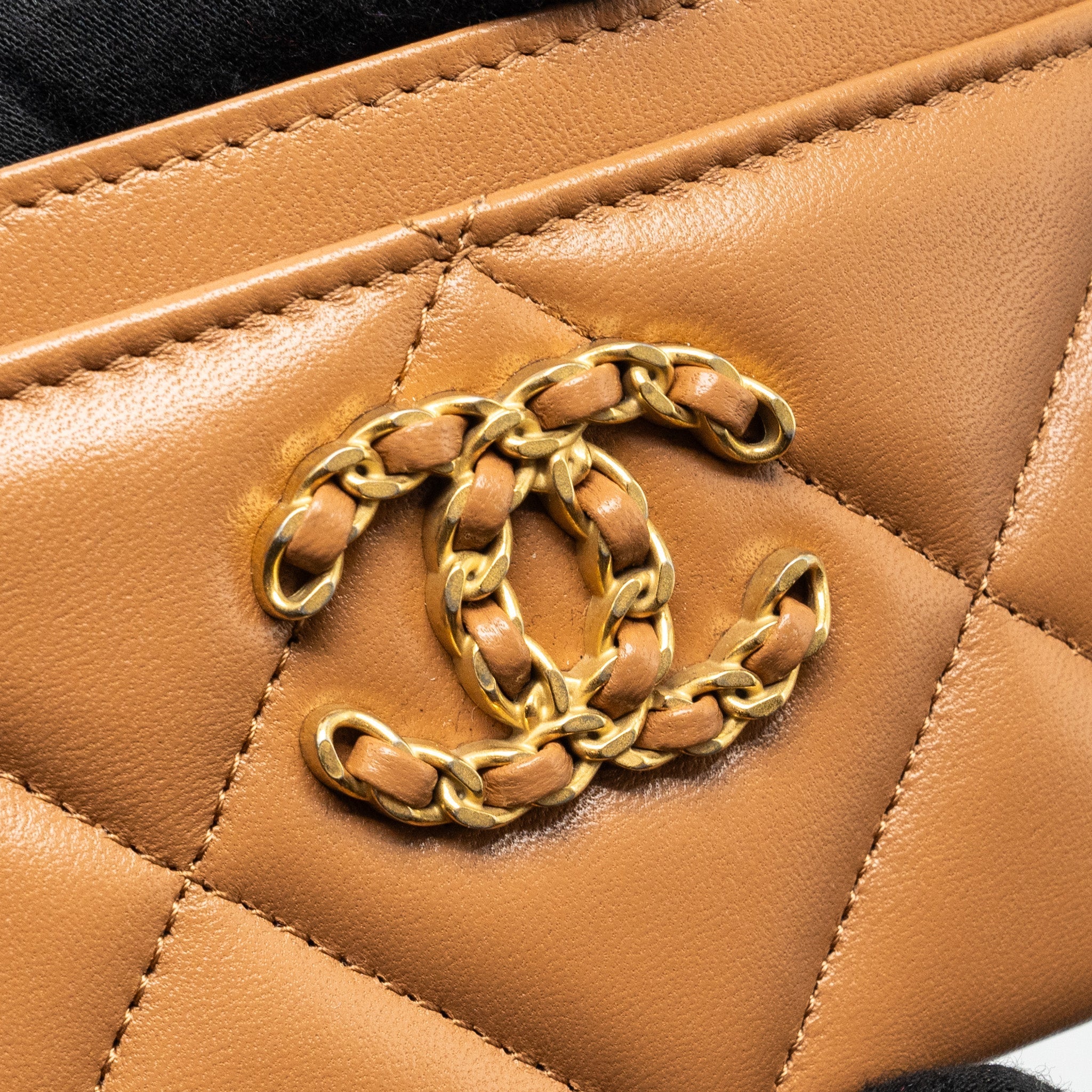 CHANEL 19 CARD HOLDER LAMBSKIN CARAMEL GHW (MICROCHIP)