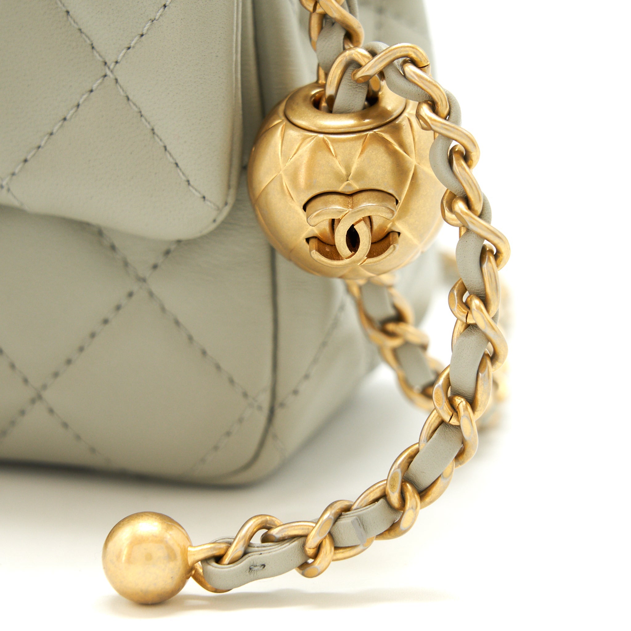 CHANEL 22C LIGHT PEARL CRUSH MINI FLAP BAG LAMBSKIN LIGHT GREY GHW (MICROCHIP)