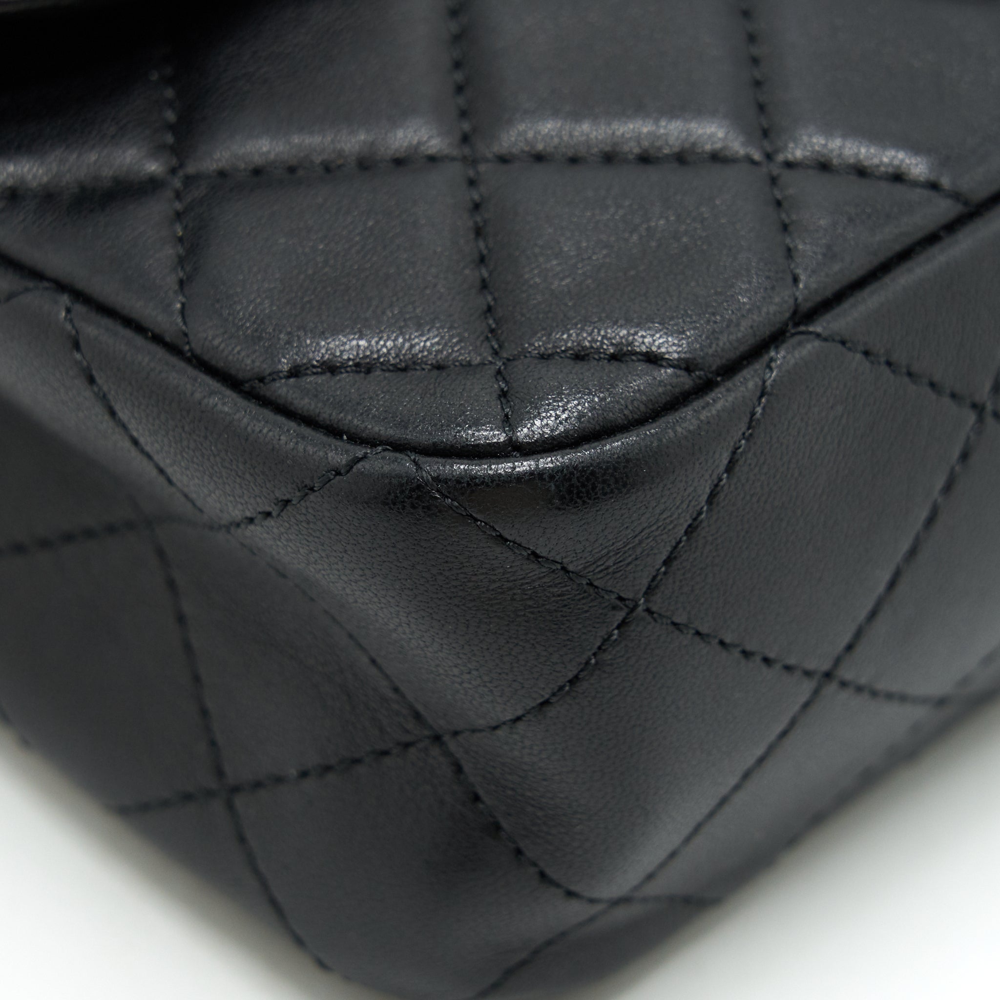 CHANEL QUILTED CC PEARL LOGO SHOULDER FLAP BAG WITH CHAIN