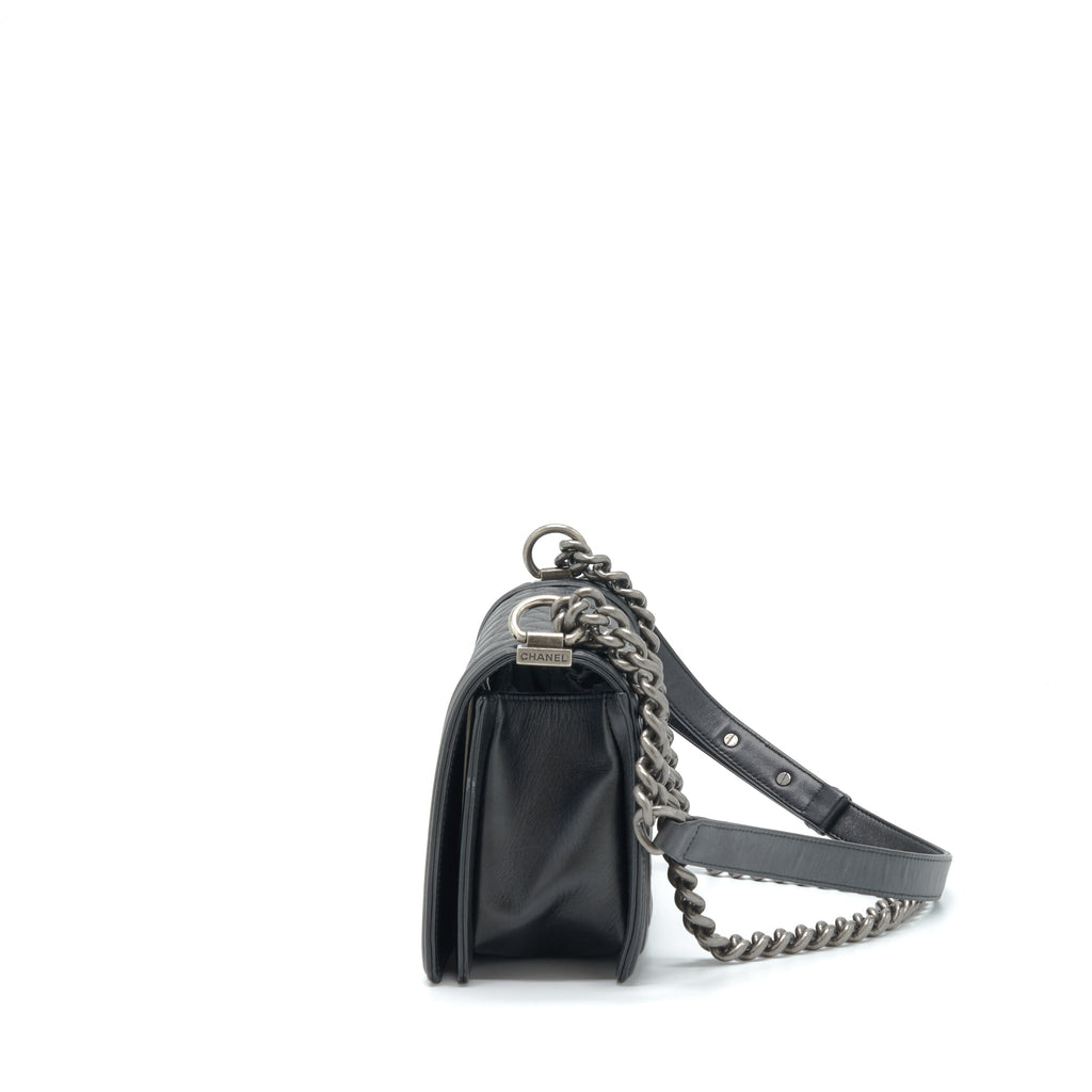 CHANEL MEDIUM BOY BAG CALFSKIN BLACK RUTHENIUM/BLACK HARDWARE