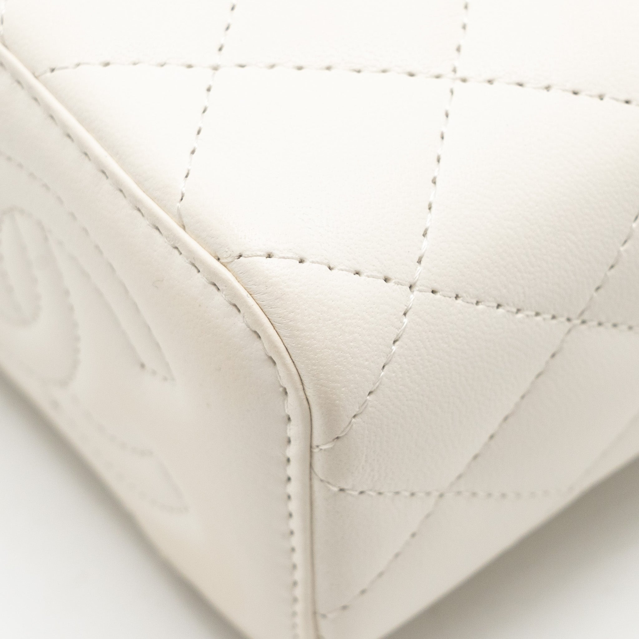 CHANEL PEARL CRUSH MINI VANITY WITH CHAIN LAMBSKIN WHITE LGHW (MICROCHIP)