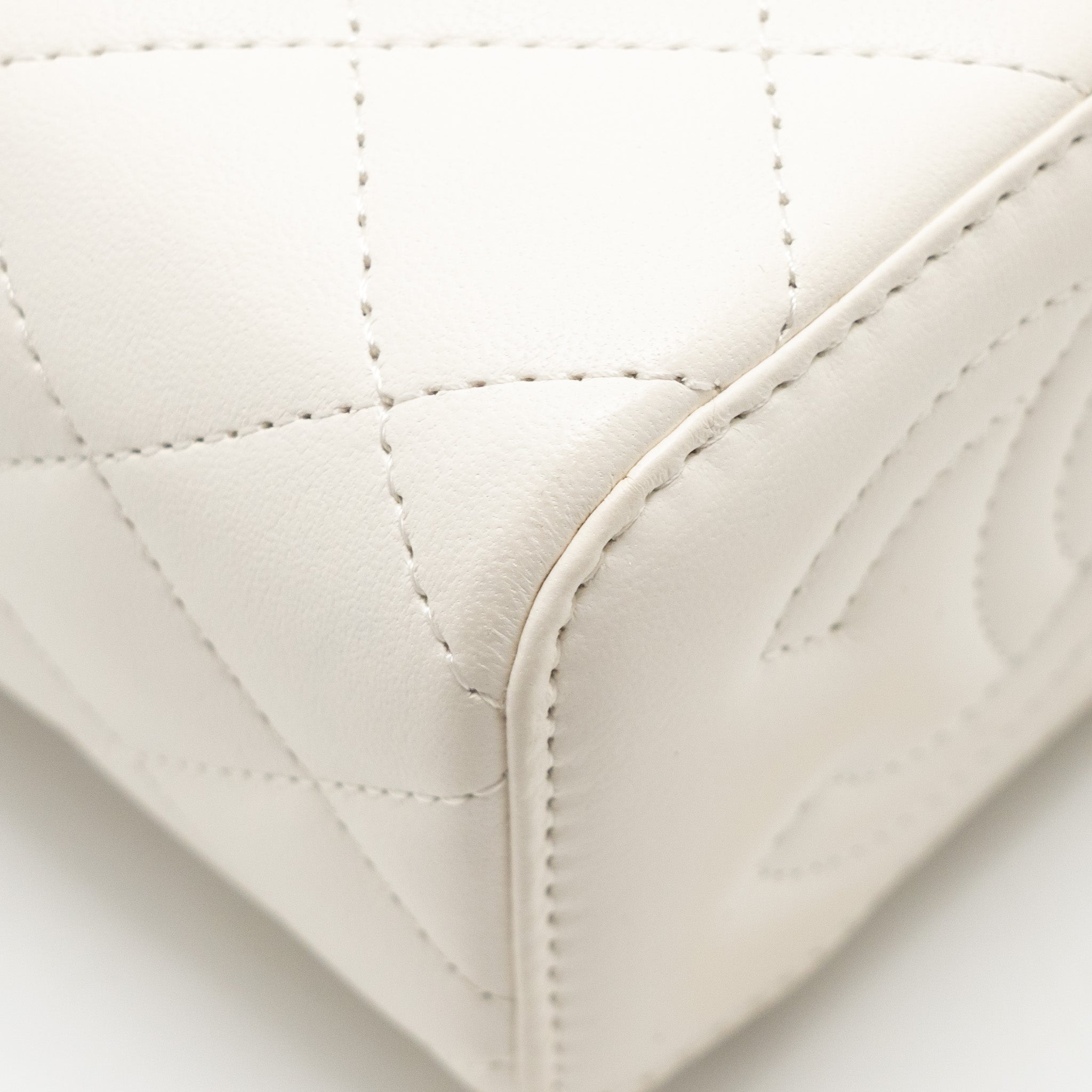 CHANEL PEARL CRUSH MINI VANITY WITH CHAIN LAMBSKIN WHITE LGHW (MICROCHIP)