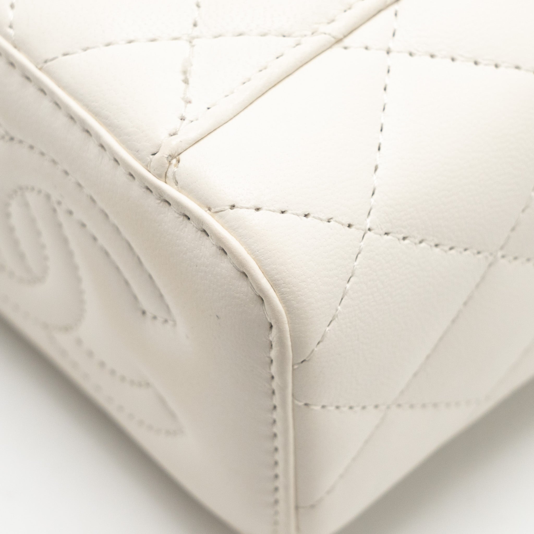 CHANEL PEARL CRUSH MINI VANITY WITH CHAIN LAMBSKIN WHITE LGHW (MICROCHIP)