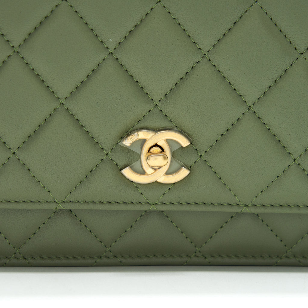 CHANEL 21B GREEN GHW PEARL CRUSH WALLET ON CHAIN