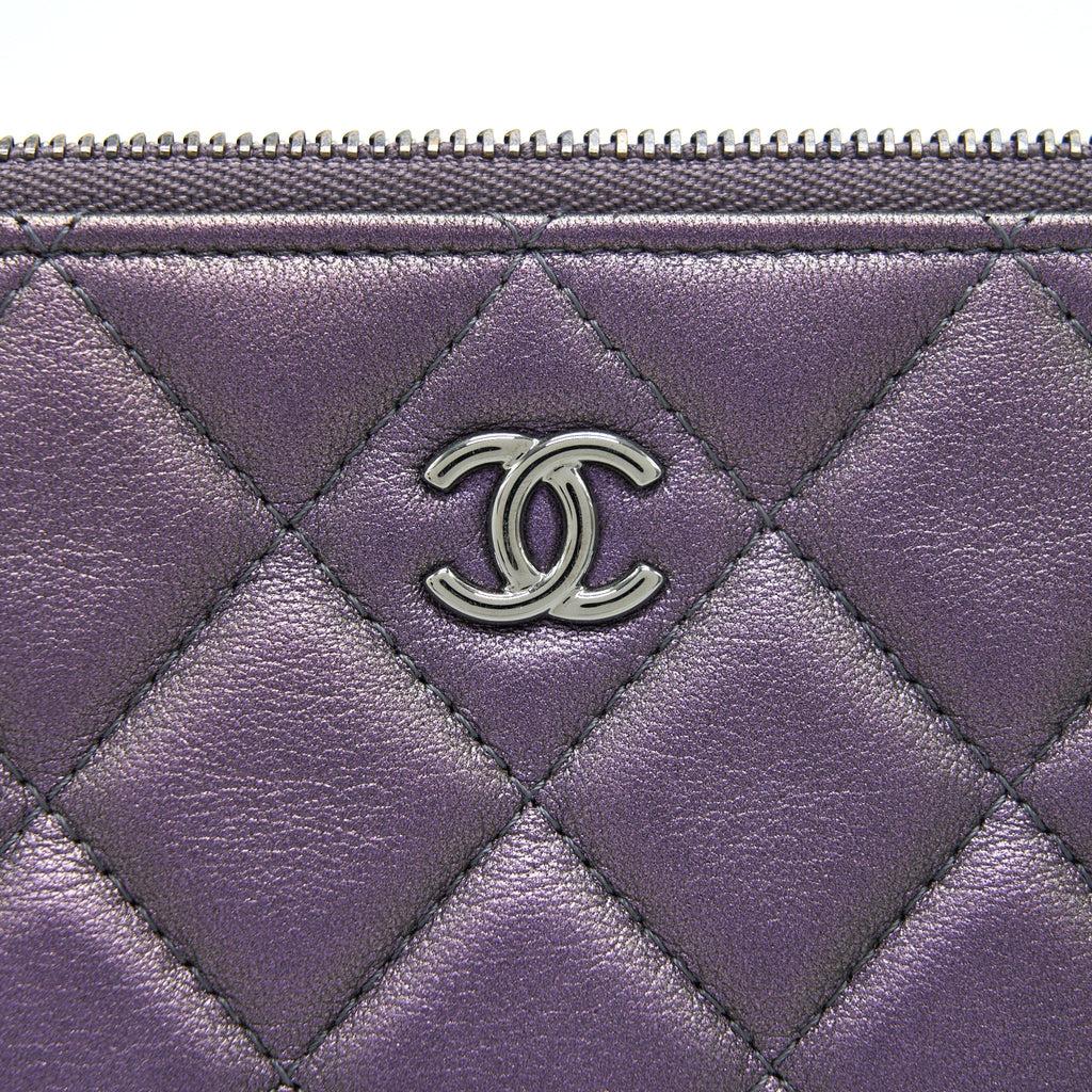 CHANEL QUILTED LEATHER CLUTCH BAG IN METALLIC PURPLE