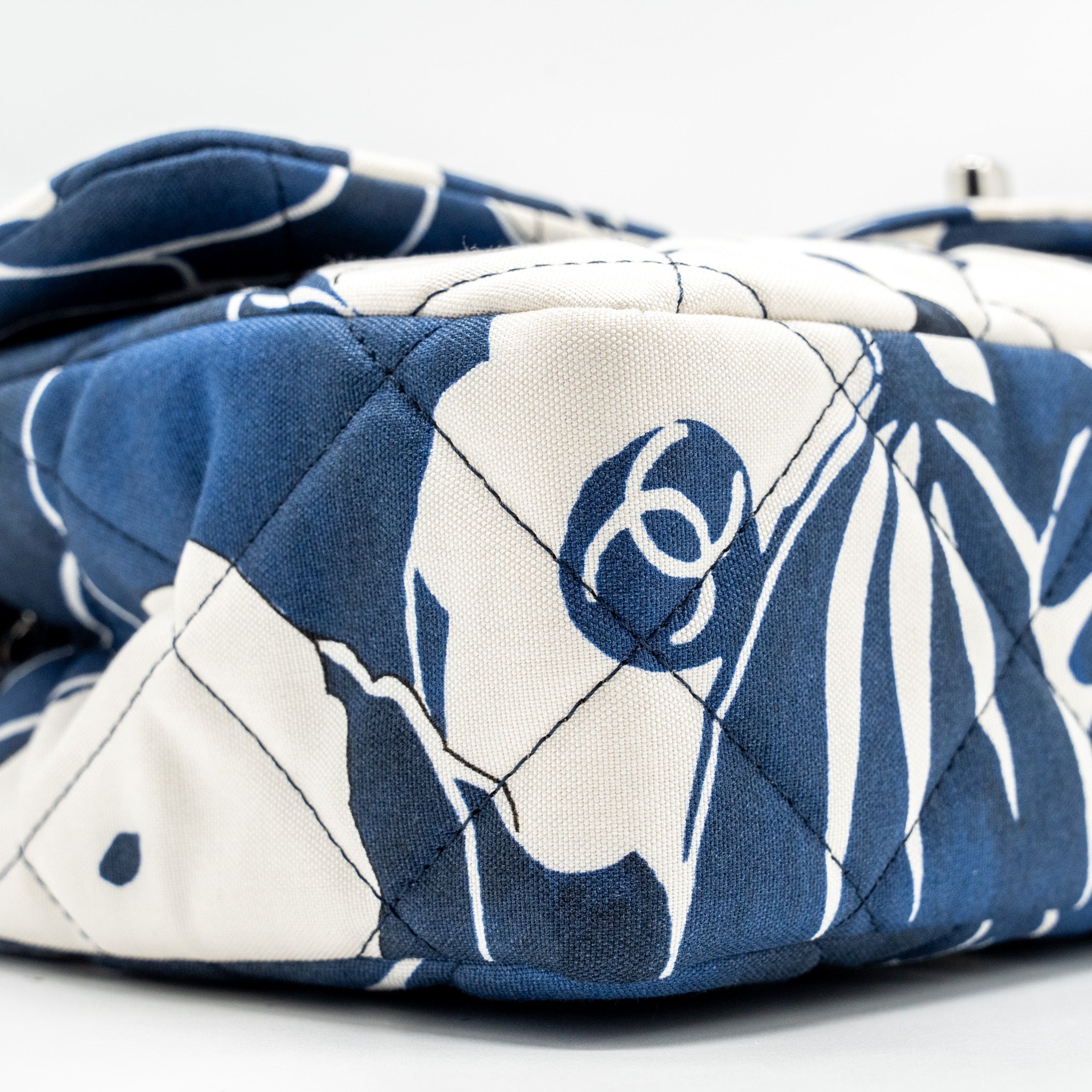 CHANEL MEDIUM LIMITED EDITION FLORA PRINTED CLASSIC FLAP BAG SILK BLUE/WHITE SHW (MICROCHIP)