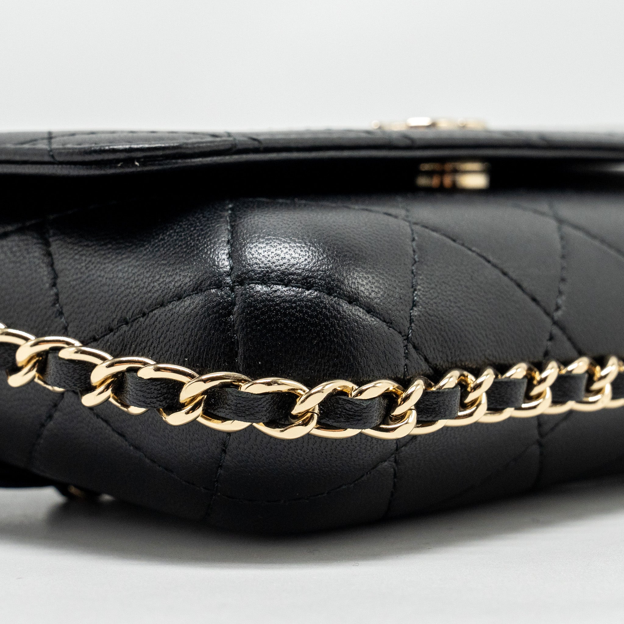 CHANEL 22A PHONE CASE/MINI WALLET ON CHAIN LAMBSKIN BLACK LGHW (MICROCHIP)