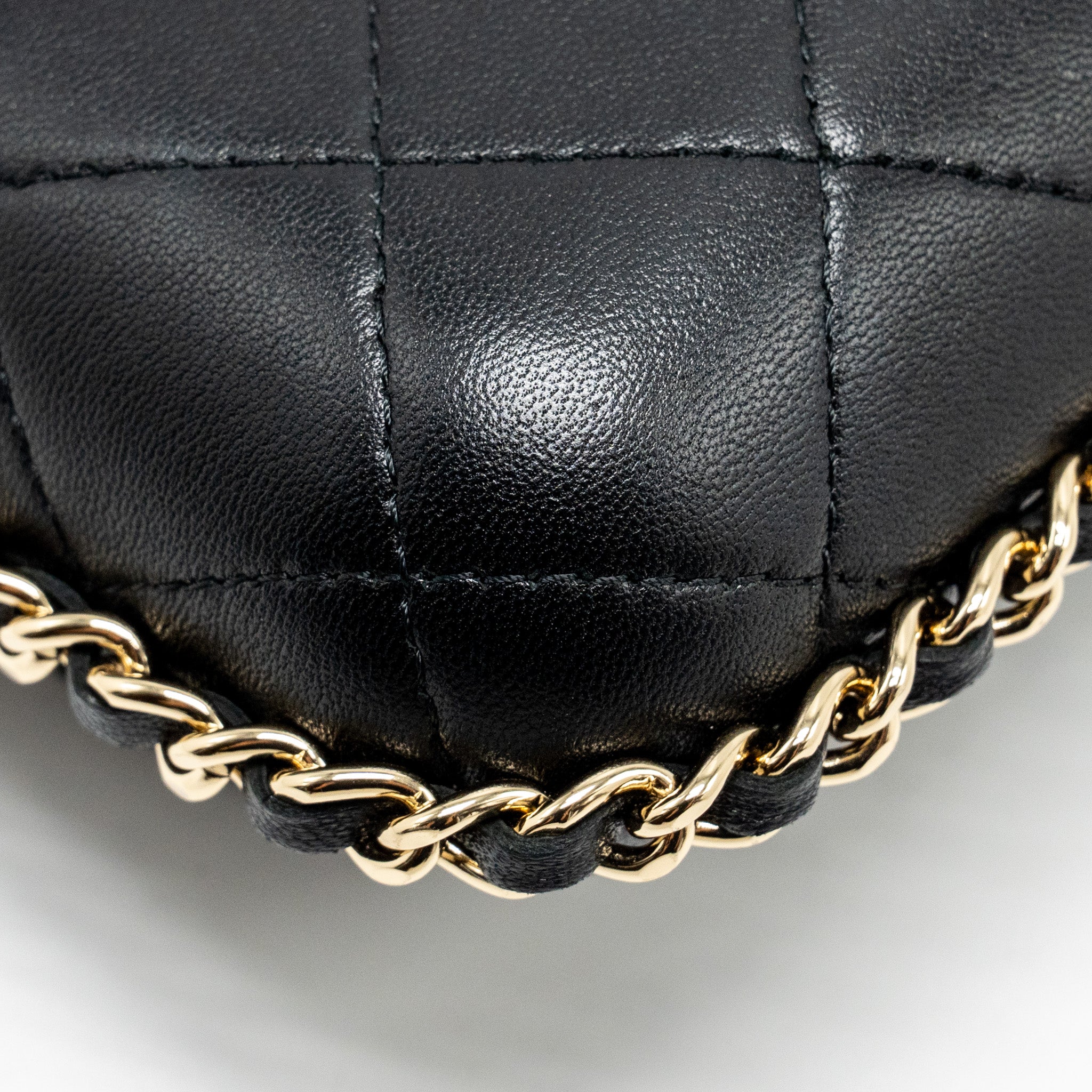 CHANEL 22A PHONE CASE/MINI WALLET ON CHAIN LAMBSKIN BLACK LGHW (MICROCHIP)