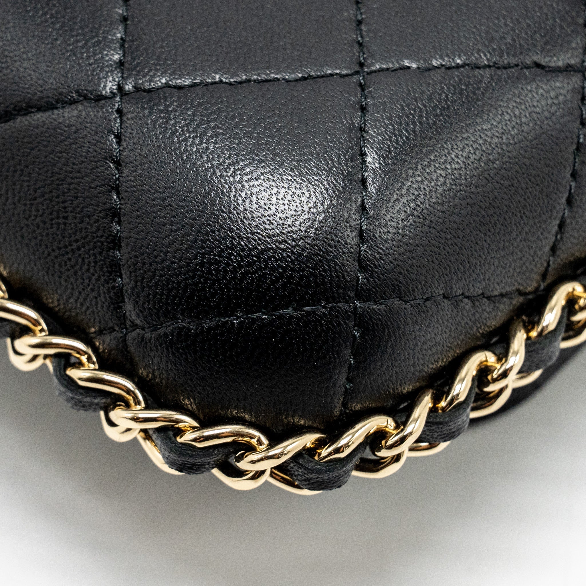 CHANEL 22A PHONE CASE/MINI WALLET ON CHAIN LAMBSKIN BLACK LGHW (MICROCHIP)