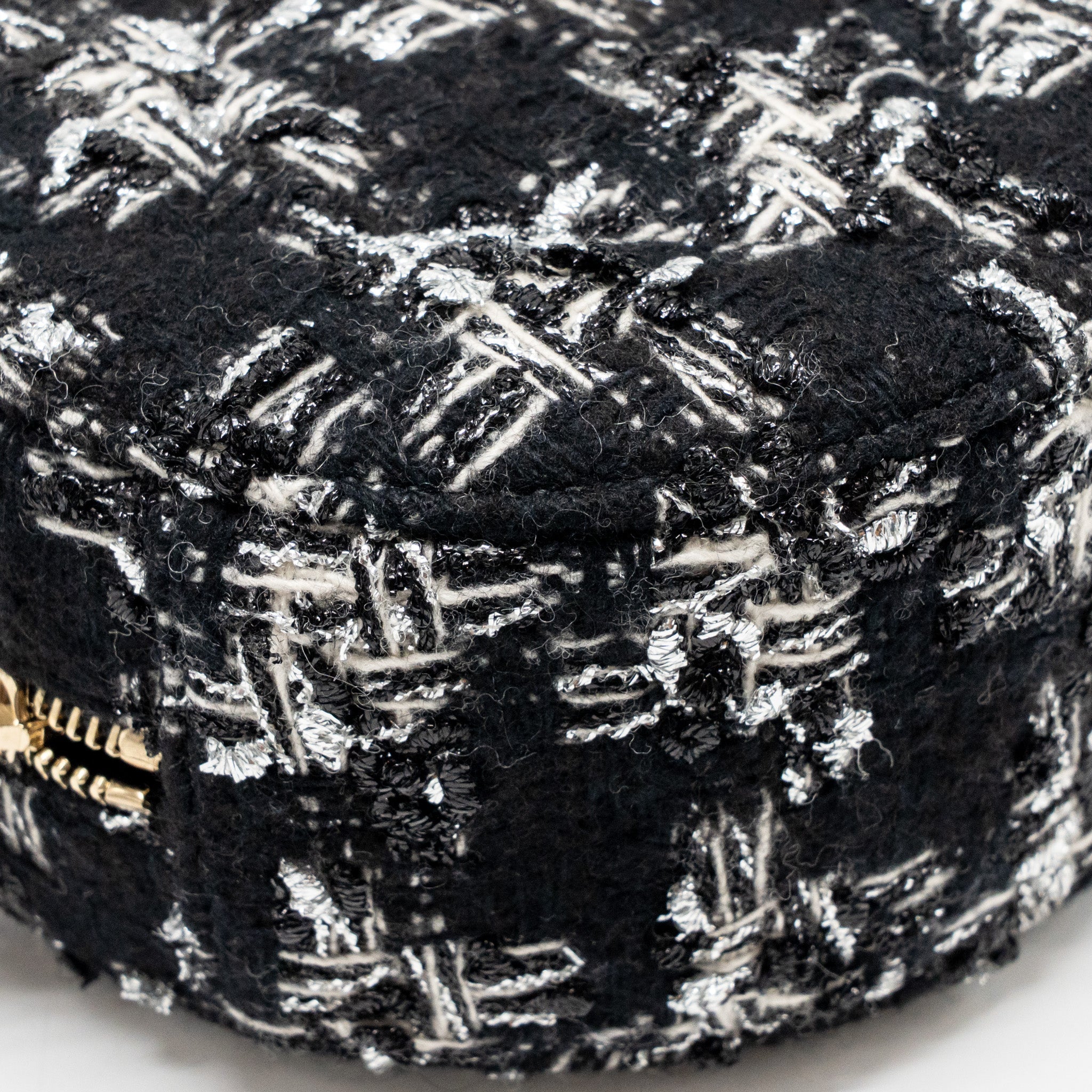 CHANEL 19 ROUND CLUTCH WITH CHAIN TWEED MULTICOLOUR GHW