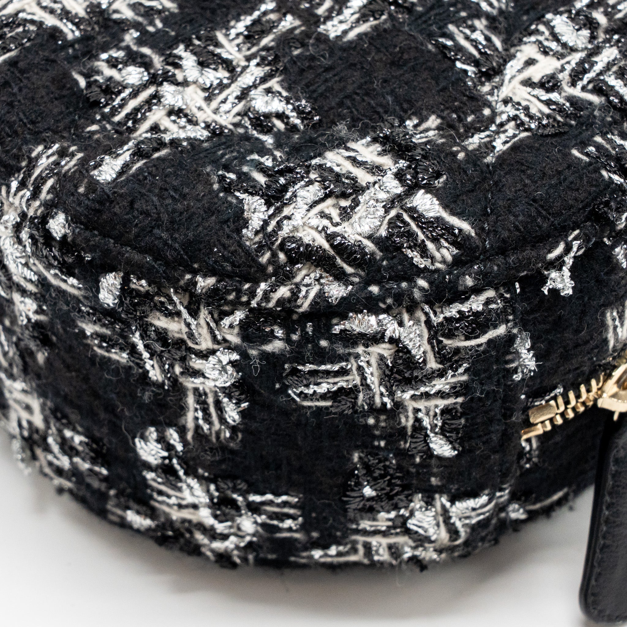 CHANEL 19 ROUND CLUTCH WITH CHAIN TWEED MULTICOLOUR GHW