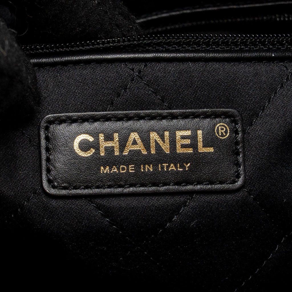 CHANEL MEDIUM 22 BAG WHITE STITCHING CALFSKIN BLACK GHW (MICROCHIP)
