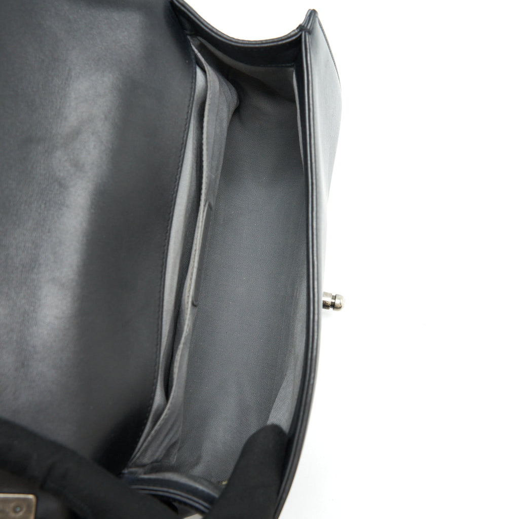 CHANEL MEDIUM BOY BAG CALFSKIN BLACK RUTHENIUM/BLACK HARDWARE