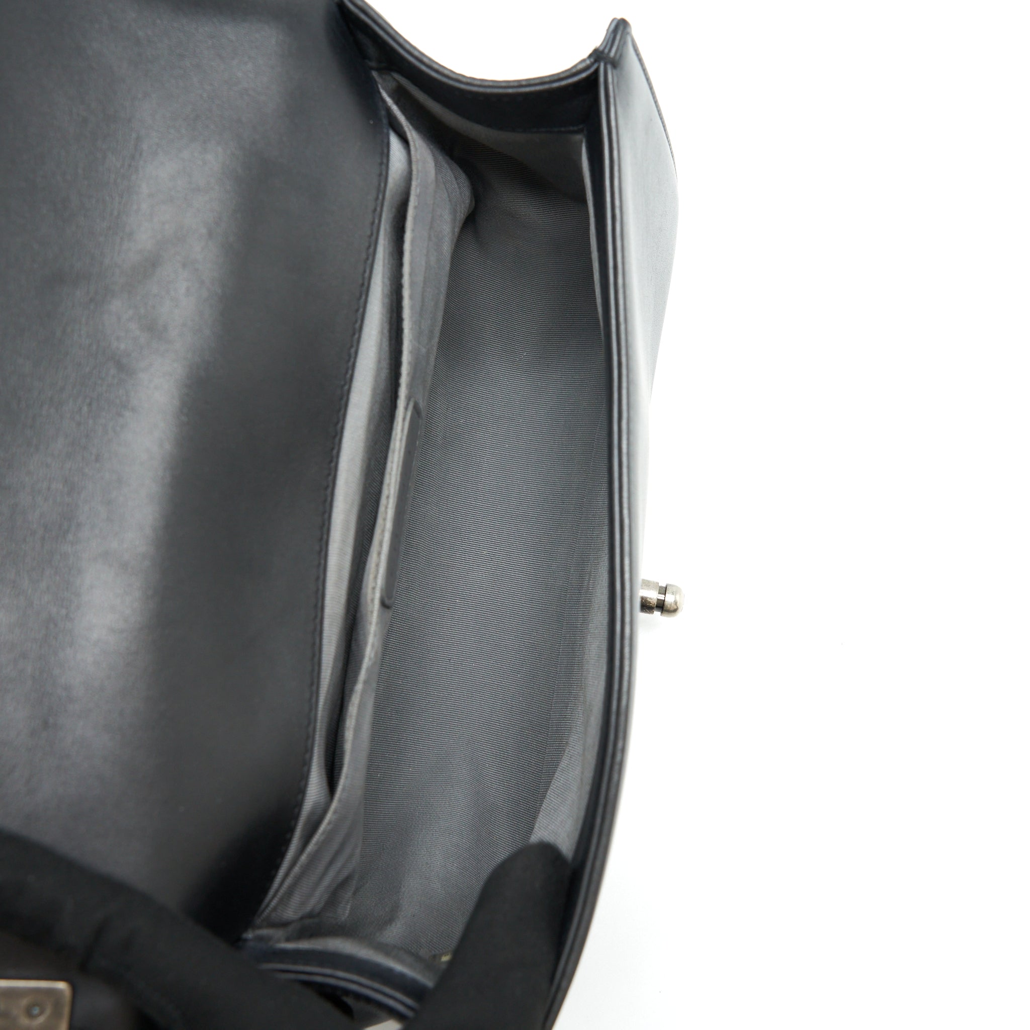 CHANEL MEDIUM BOY BAG CALFSKIN BLACK RUTHENIUM/BLACK HARDWARE