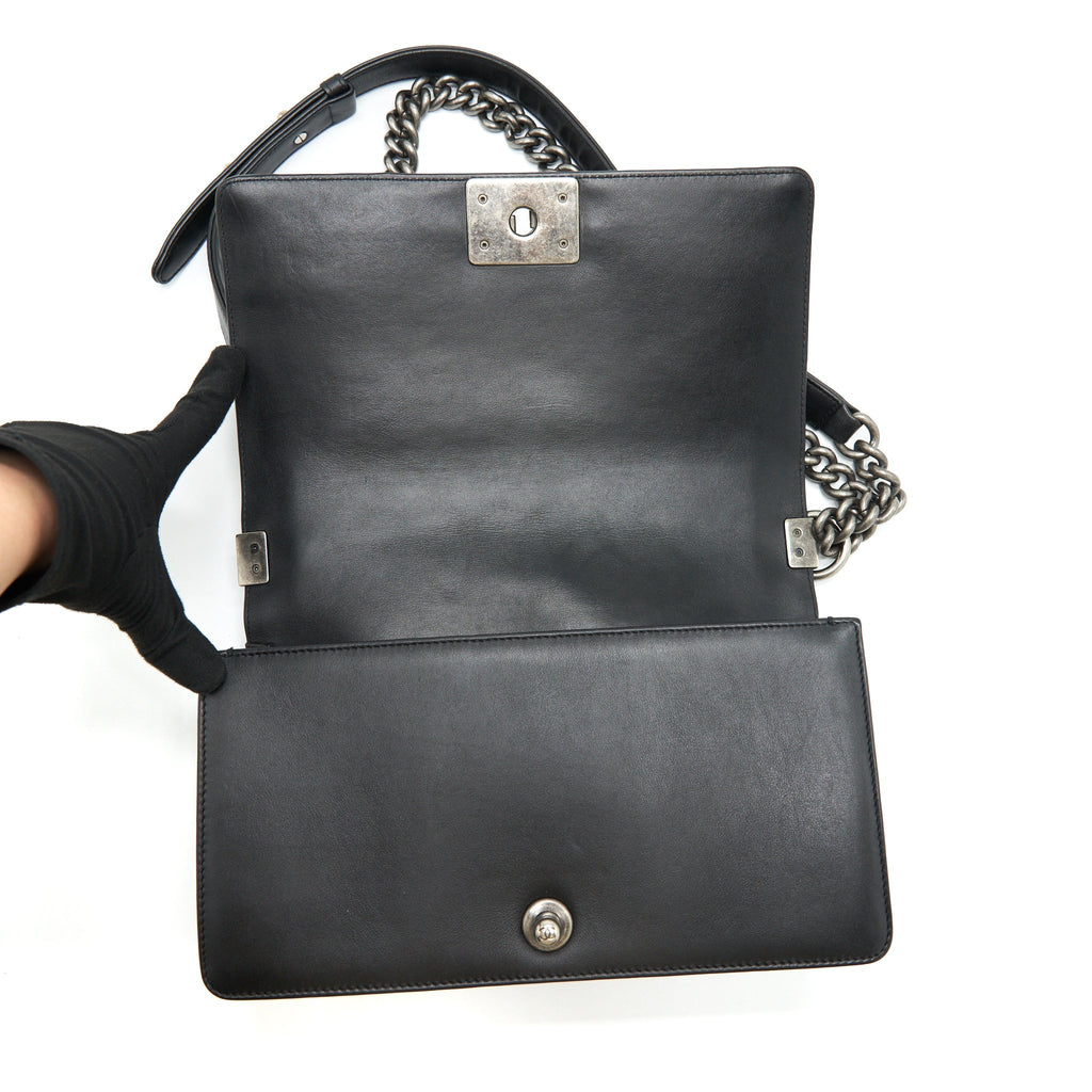 CHANEL MEDIUM BOY BAG CALFSKIN BLACK RUTHENIUM/BLACK HARDWARE