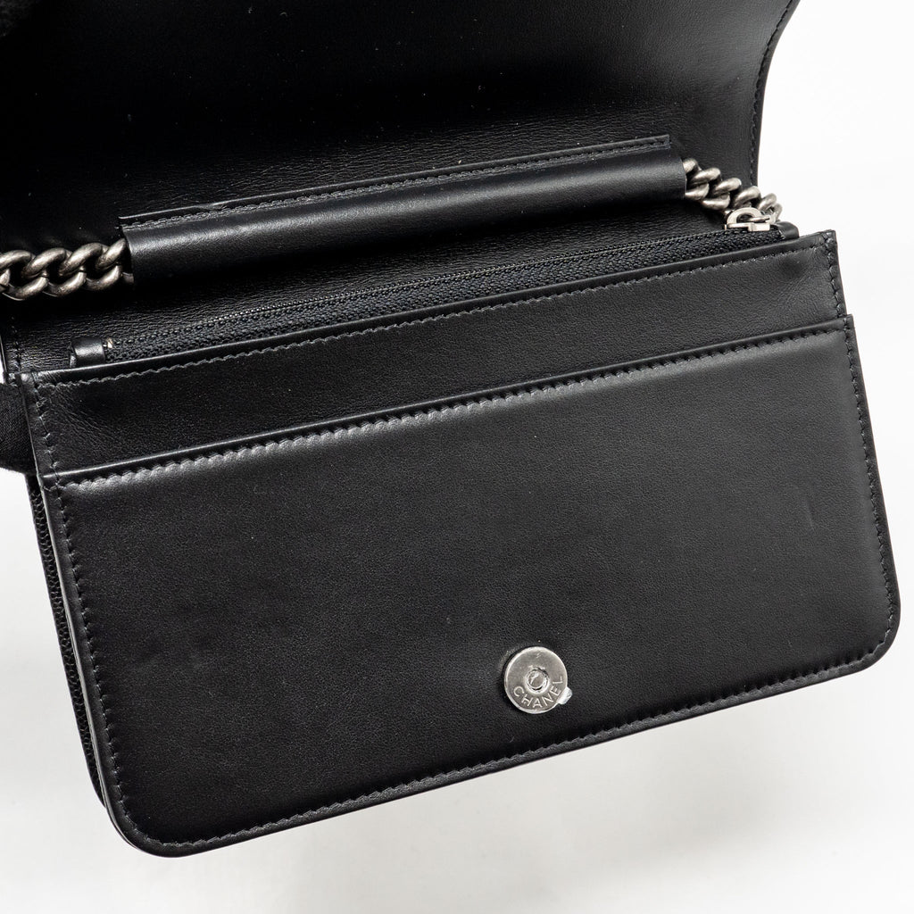 CHANEL BOY WALLET ON CHAIN CAVIAR BLACK RUTHENIUM SHW (MICROCHIP)