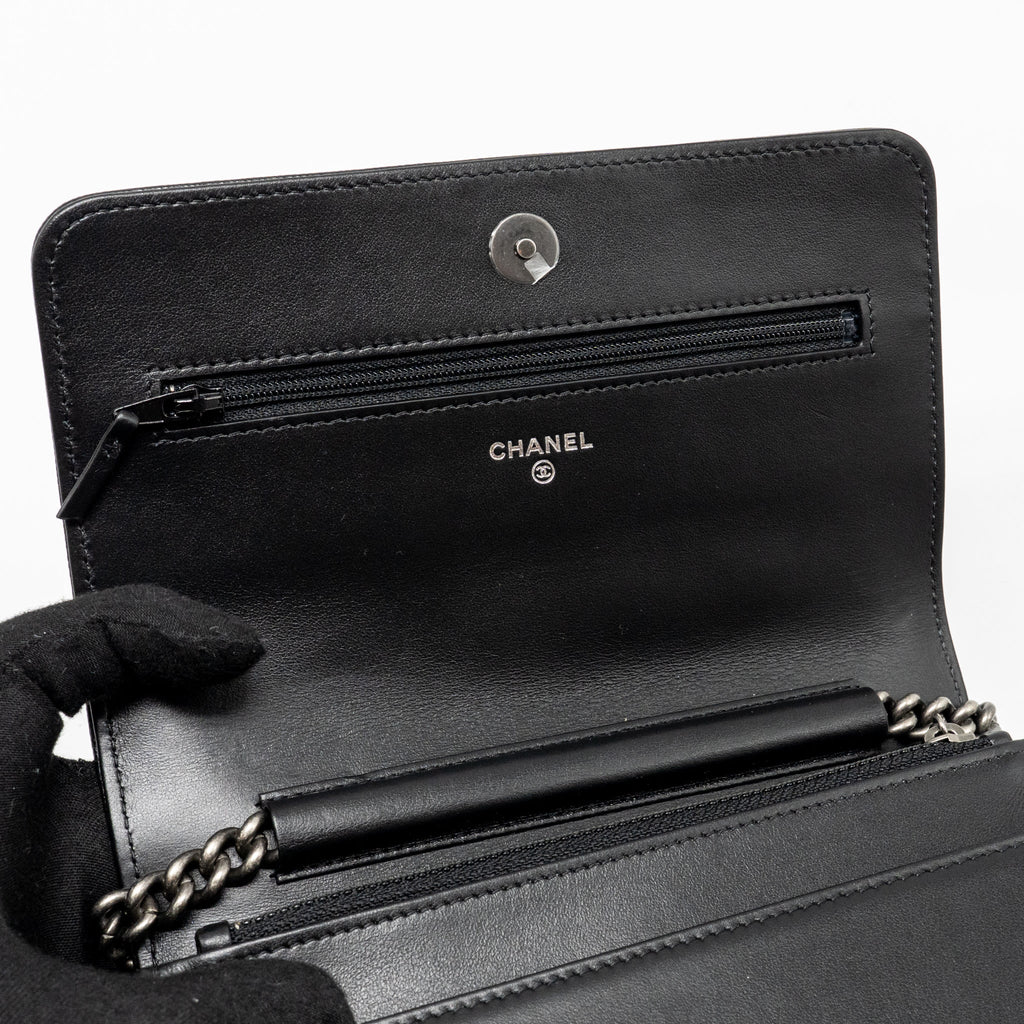 CHANEL BOY WALLET ON CHAIN CAVIAR BLACK RUTHENIUM SHW (MICROCHIP)