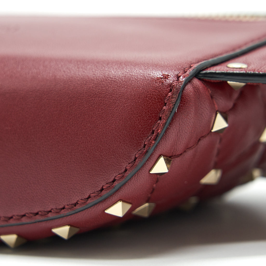 VALENTINO ROCKSTUD SPIKE QUILTED-LEATHER BELT BAG BURGUNDY 95CM