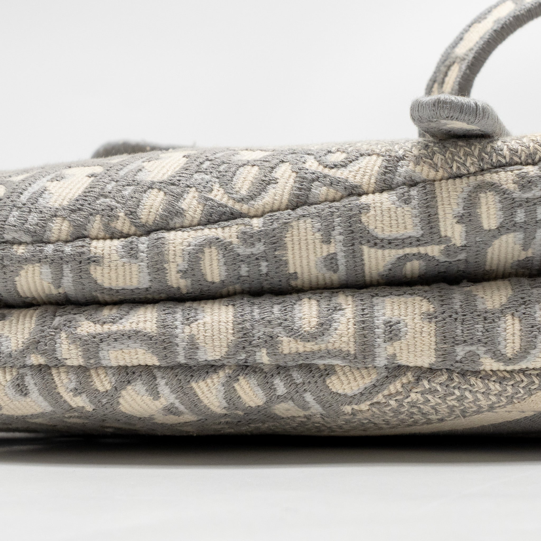 DIOR MEDIUM SADDLE BAG DIOR OBLIQUE EMBROIDERY LIGHT GREY GHW