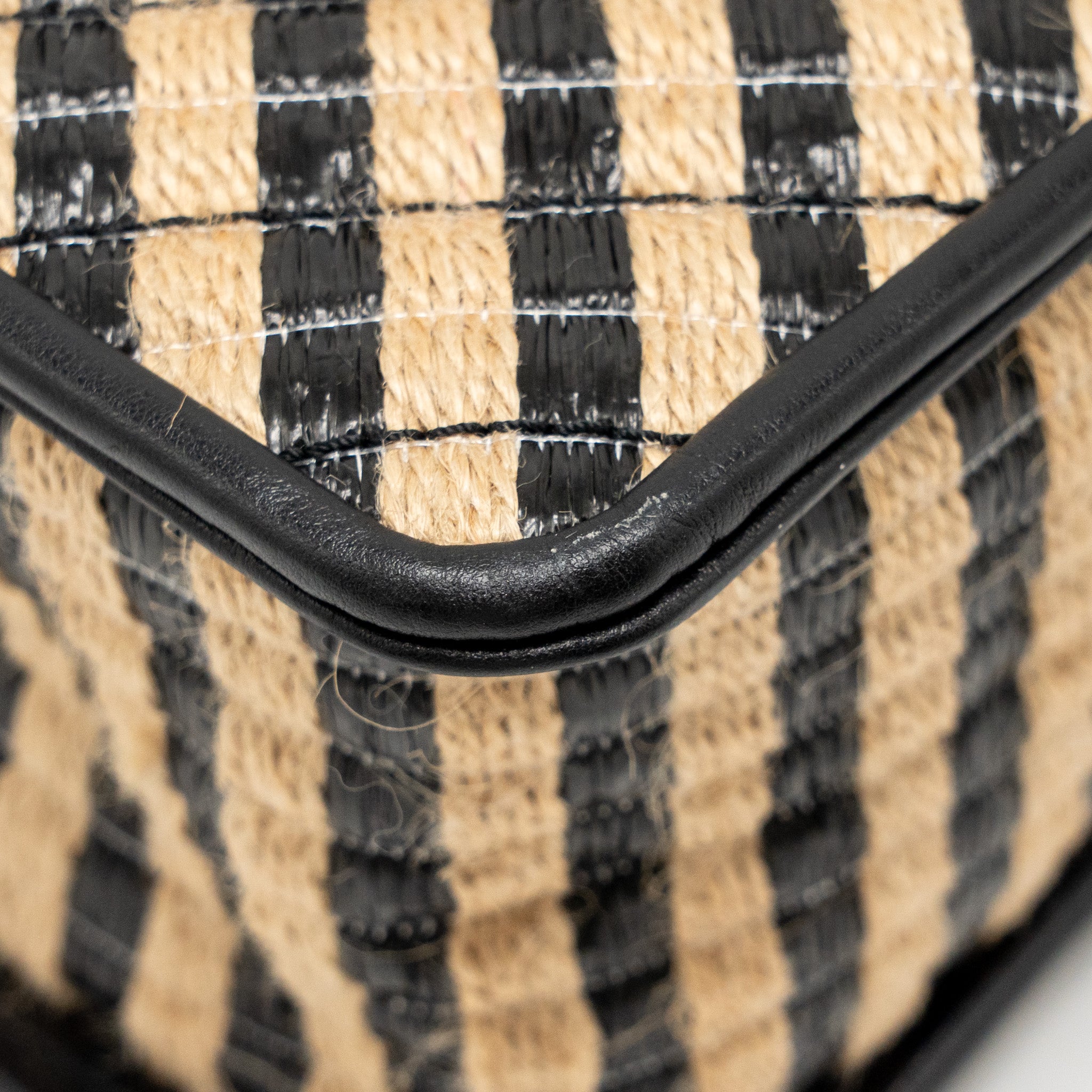 CHANEL URBAN JUNGLE BUCKET BAG RAFFIA/LEATHER BLACK/BEIGE LGHW