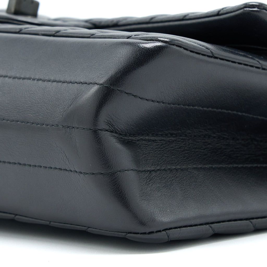 CHANEL 2.55 REISSUE SMALL DOUBLE FLAP BAG CHEVRON AGED CALFSKIN BLACK WITH BLACK HARDWARE