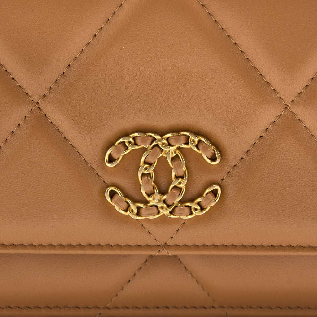 CHANEL 19 WALLET ON CHAIN LAMBSKIN CARAMEL MULTICOLOUR HARDWARE (MICROCHIP)