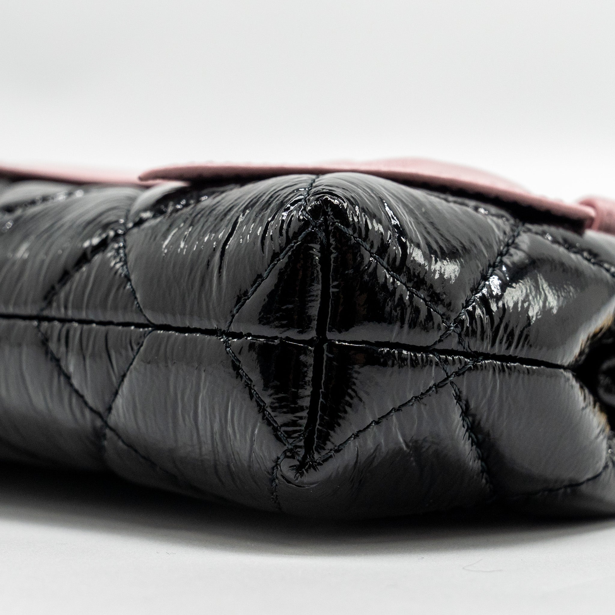 CHANEL 24A BOWKNOT CLUTCH WITH CHAIN PATENT CRUMPLED LAMBSKIN/SHINY LAMBSKIN BLACK/PINK GHW (MICROCHIP)
