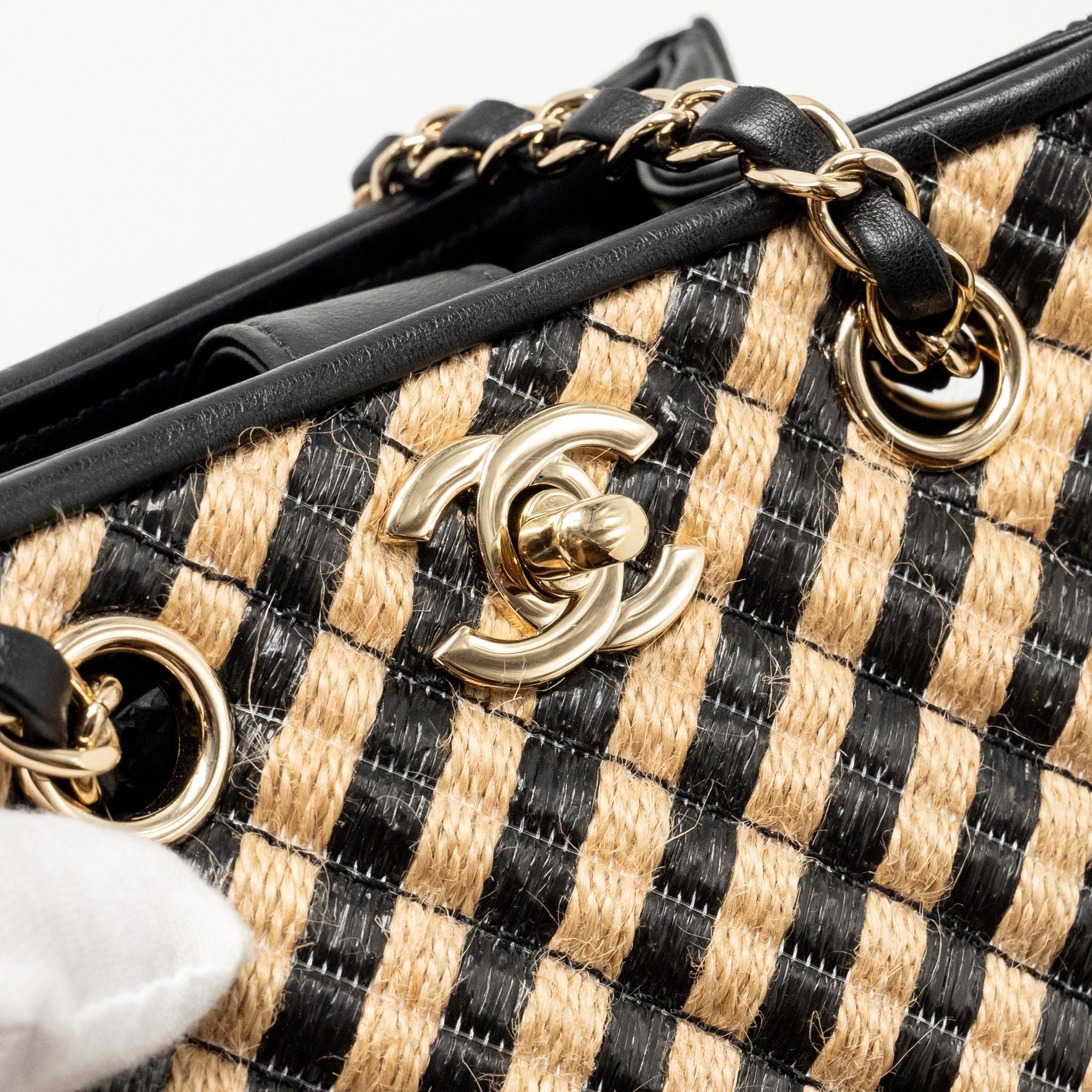 CHANEL URBAN JUNGLE BUCKET BAG RAFFIA/LEATHER BLACK/BEIGE LGHW