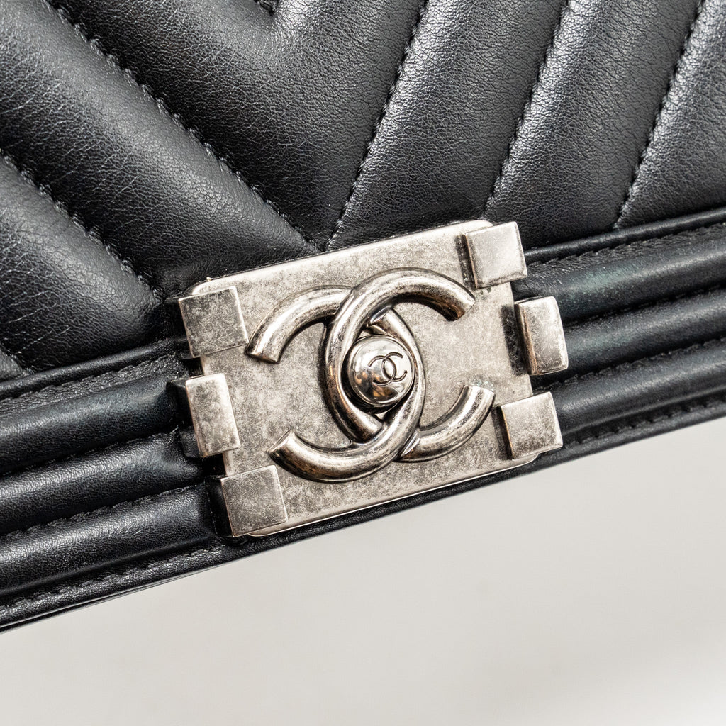 CHANEL CHEVRON MEDIUM BOY BAG CALFSKIN BLACK RUTHENIUM SHW