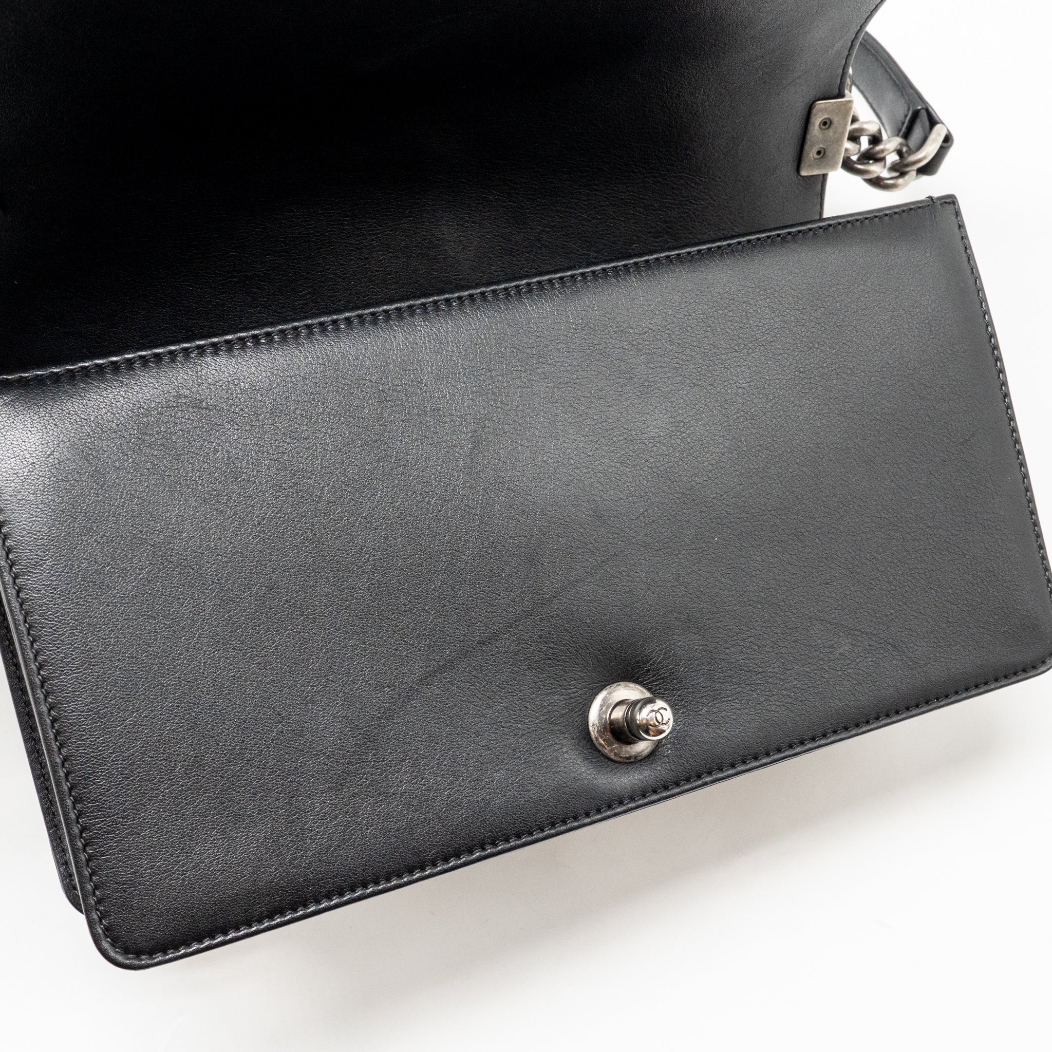 CHANEL CHEVRON MEDIUM BOY BAG CALFSKIN BLACK RUTHENIUM SHW