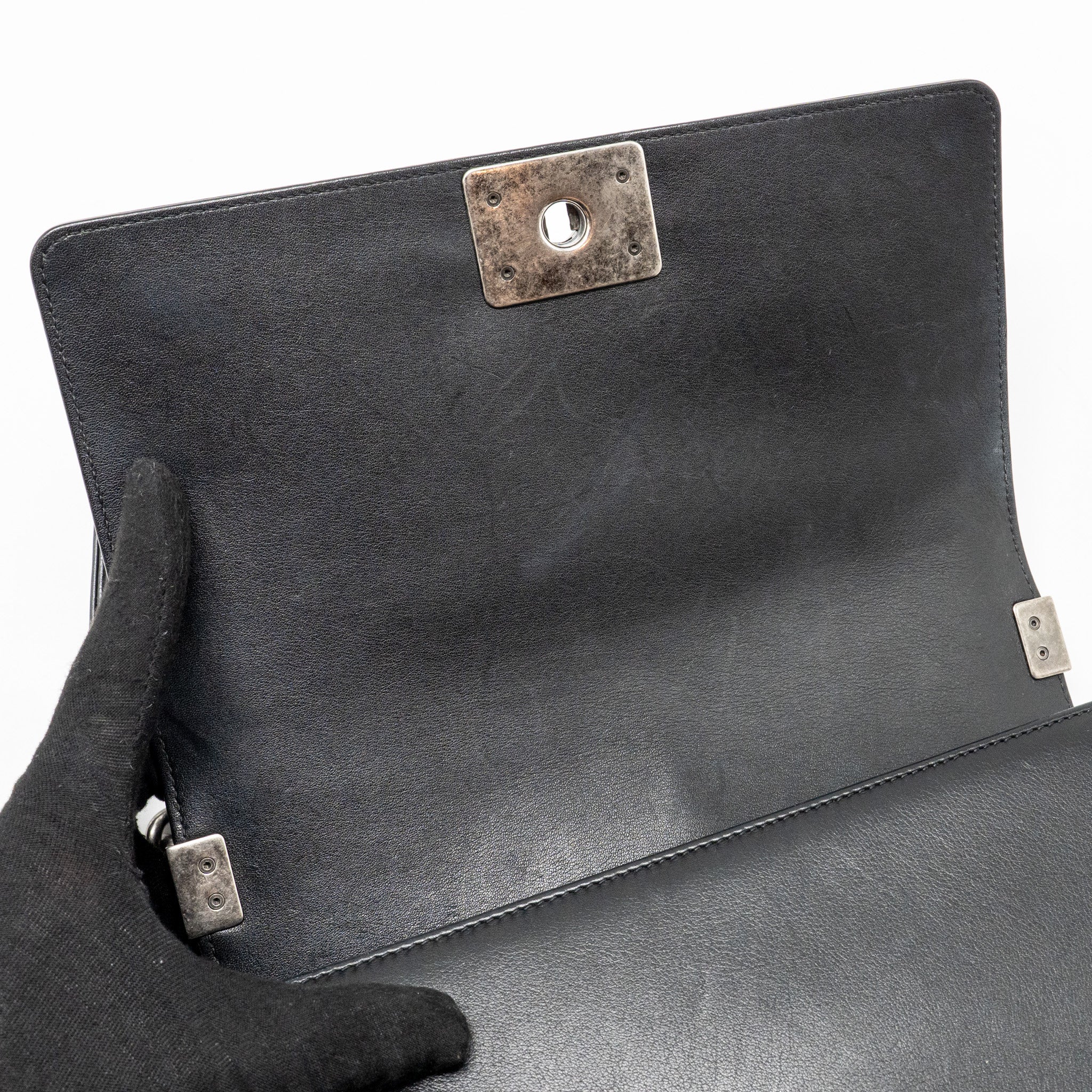 CHANEL CHEVRON MEDIUM BOY BAG CALFSKIN BLACK RUTHENIUM SHW