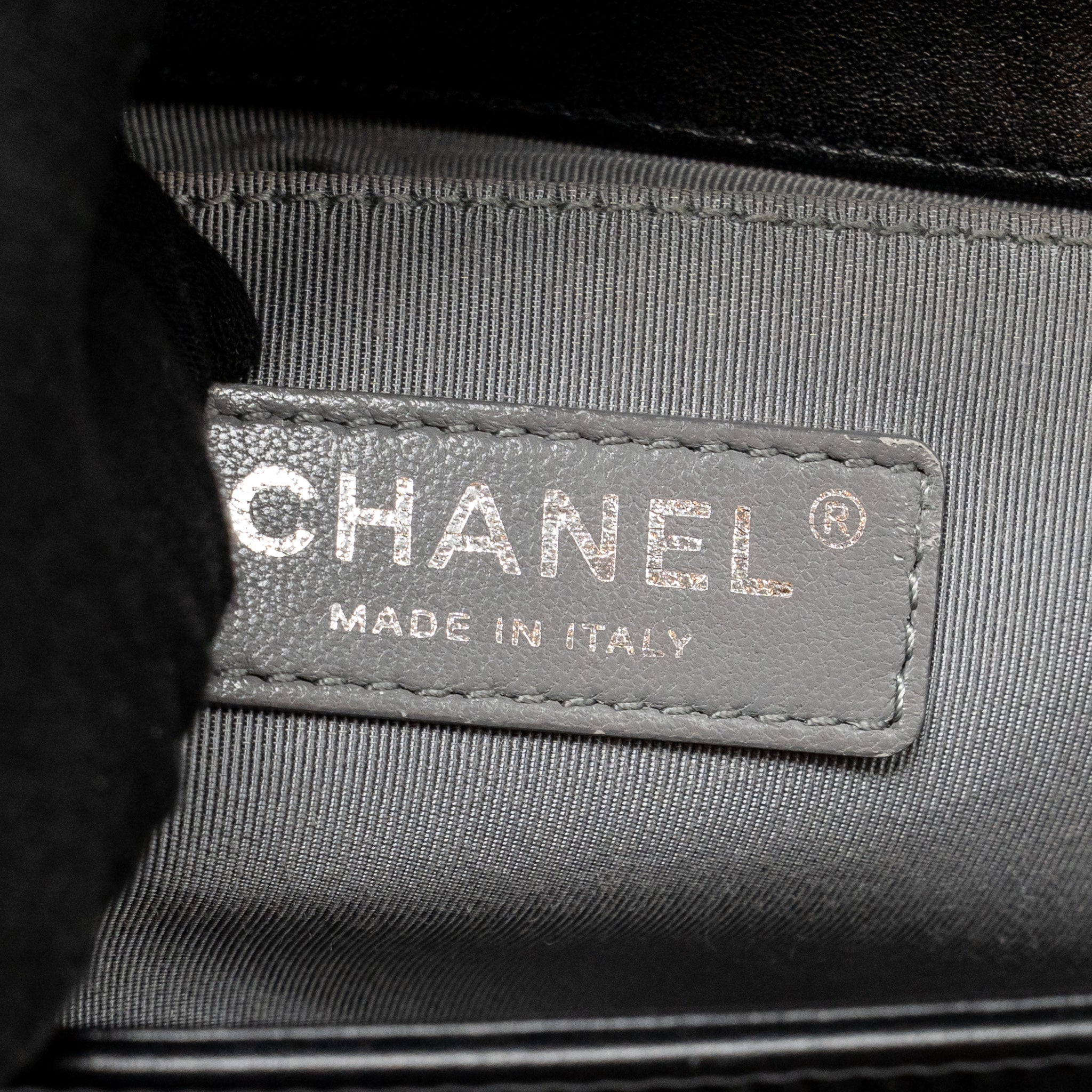 CHANEL CHEVRON MEDIUM BOY BAG CALFSKIN BLACK RUTHENIUM SHW