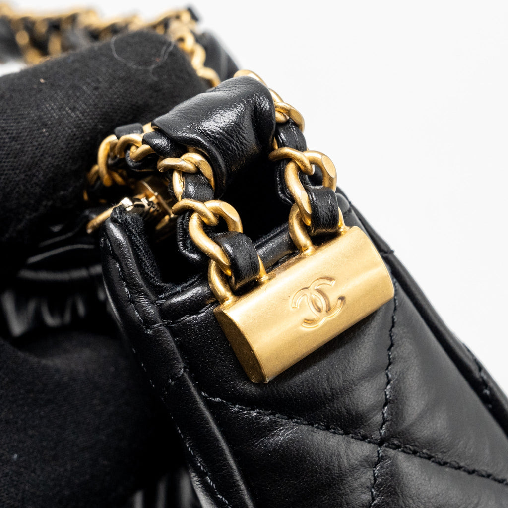 CHANEL 23K 19 HOBO SHOULDER BAG CALFSKIN BLACK GHW (MICROCHIP)
