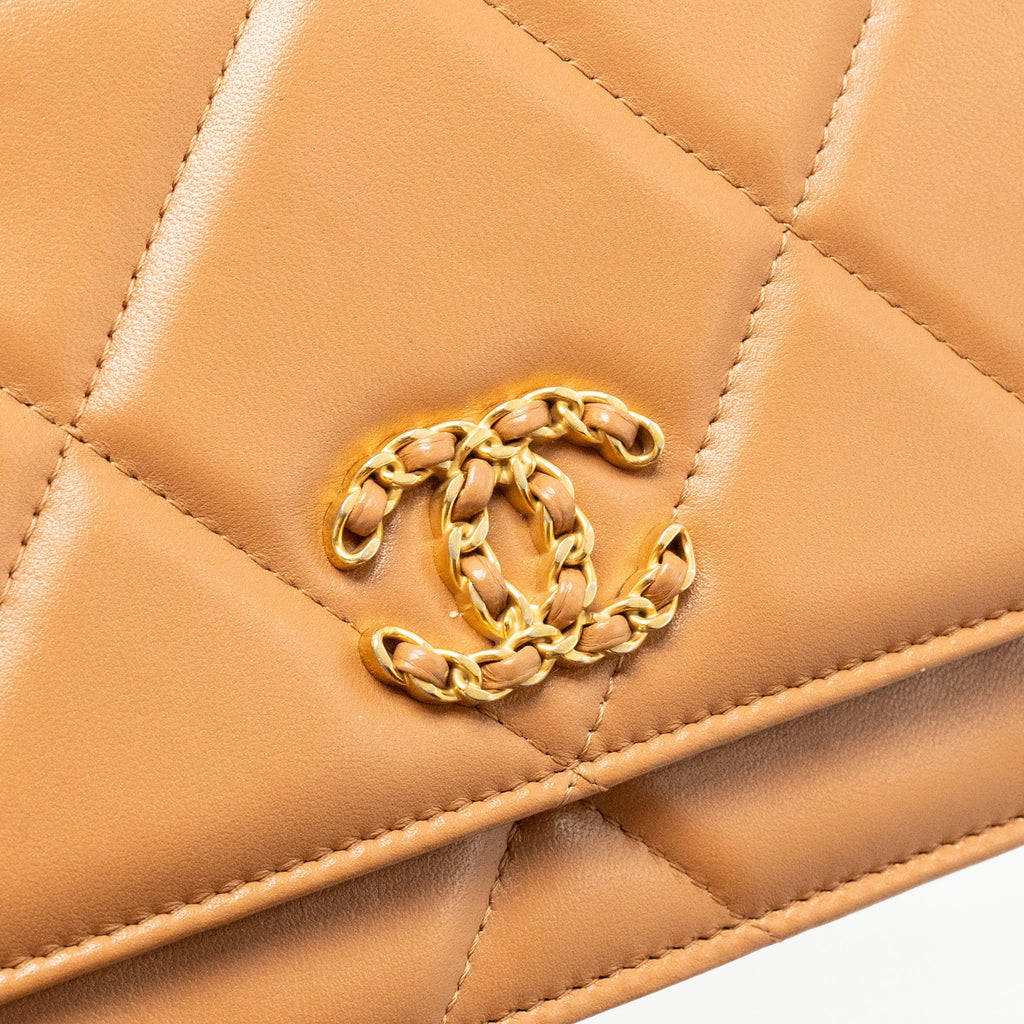 CHANEL 19 WALLET ON CHAIN LAMBSKIN DARK BEIGE MULTICOLOUR HARDWARE (MICROCHIP)