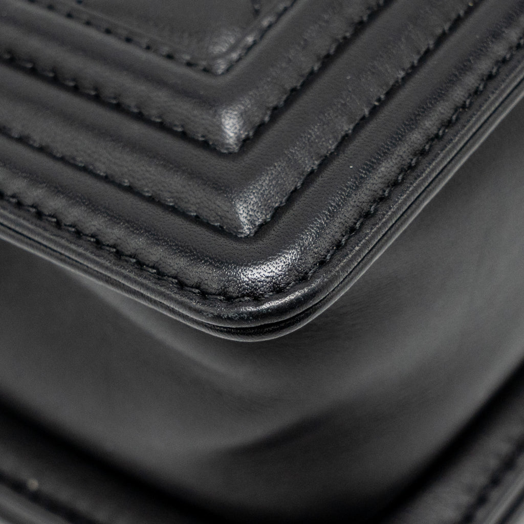 CHANEL SMALL BOY BAG CALFSKIN BLACK GHW (MICROCHIP)