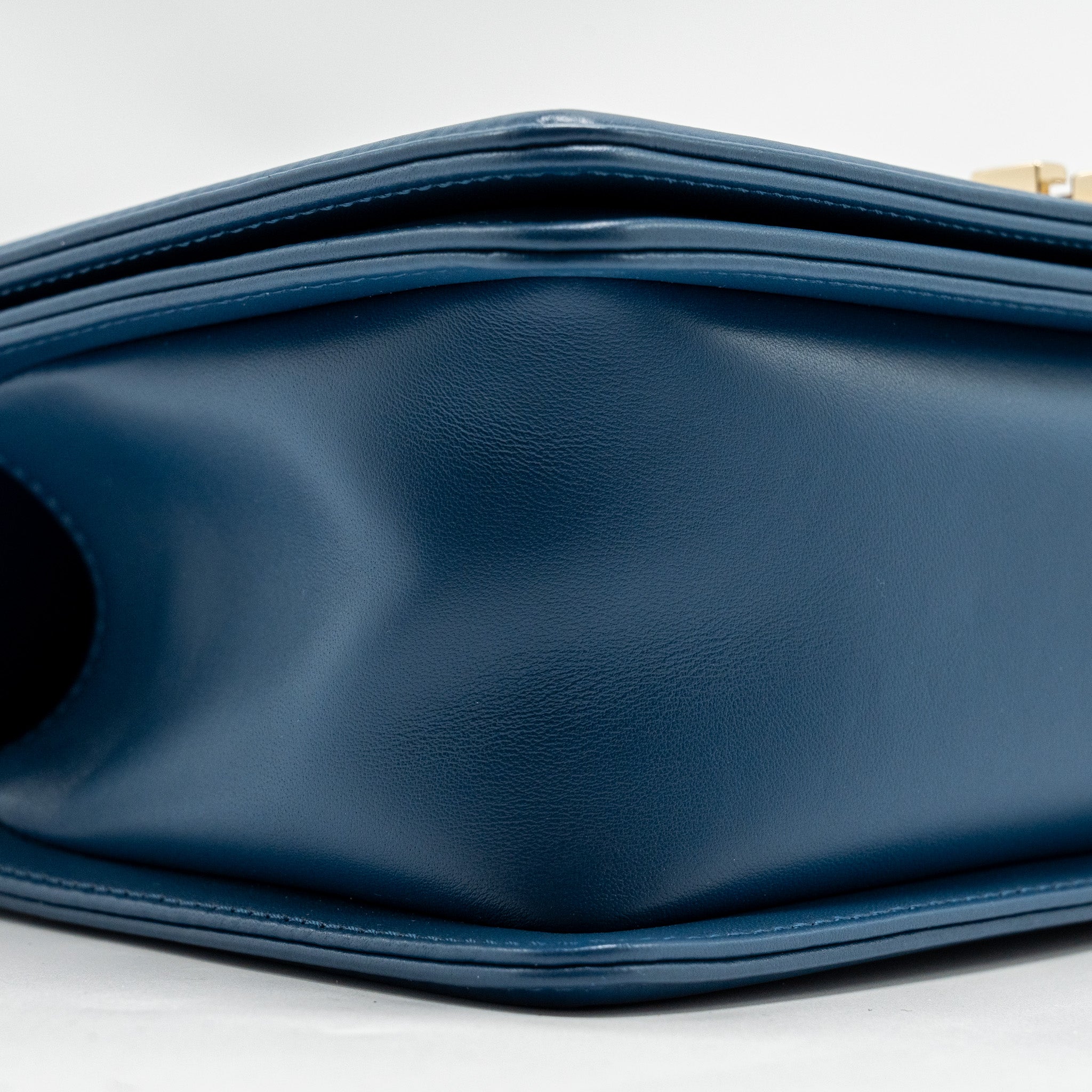 CHANEL MEDIUM CHEVRON BOY BAG CALFSKIN BLUE GHW