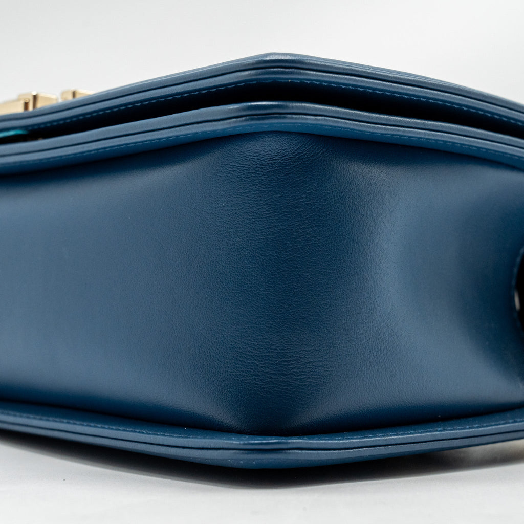 CHANEL MEDIUM CHEVRON BOY BAG CALFSKIN BLUE GHW
