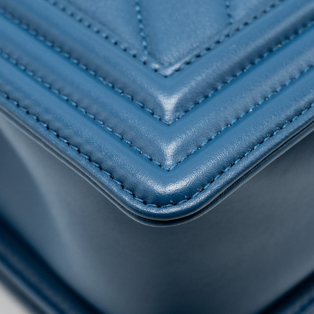 CHANEL MEDIUM CHEVRON BOY BAG CALFSKIN BLUE GHW