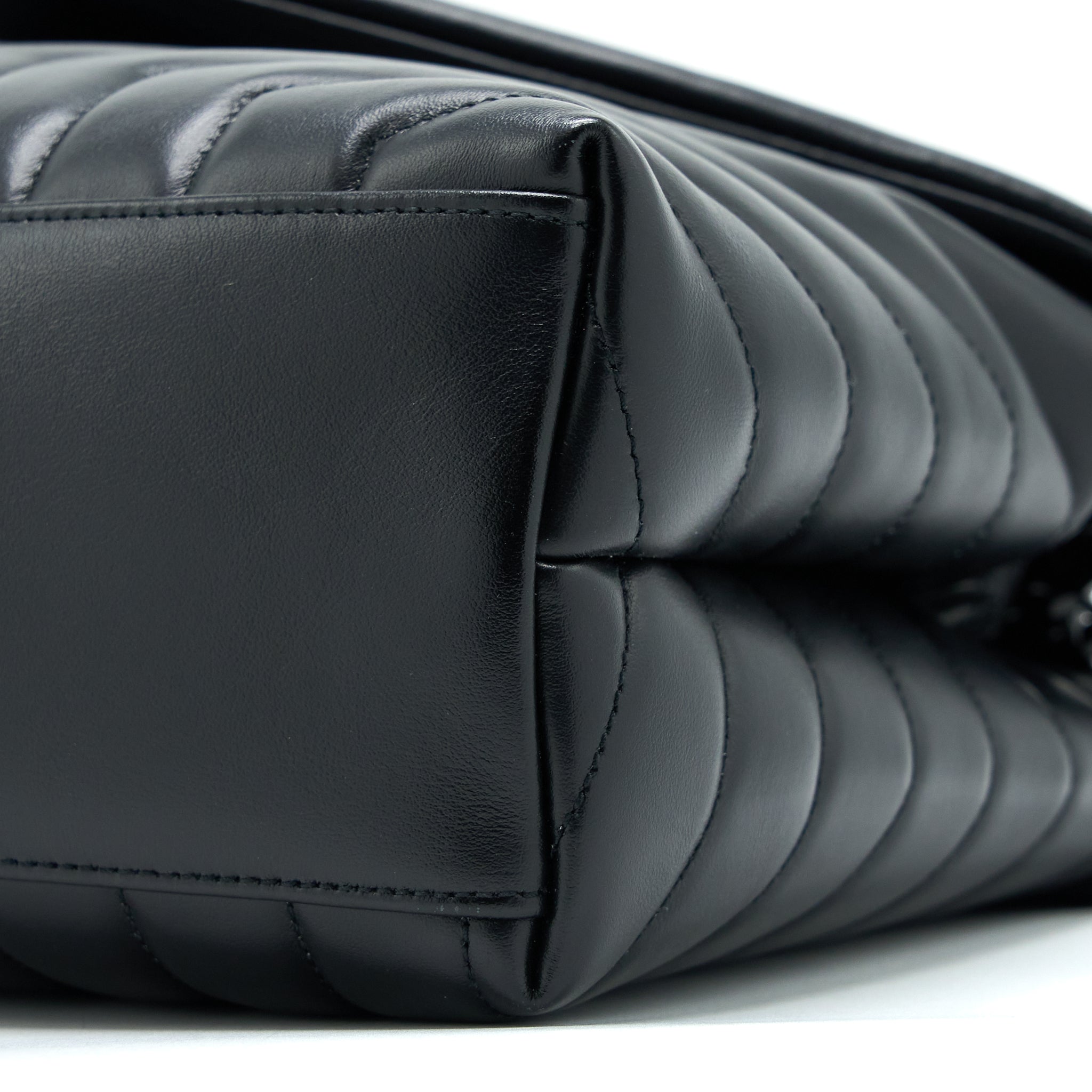 SAINT LAURENT / YSL MEDIUM LOULOU SHOULDER BAG CALFSKIN BLACK WITH BLACK HARDWARE