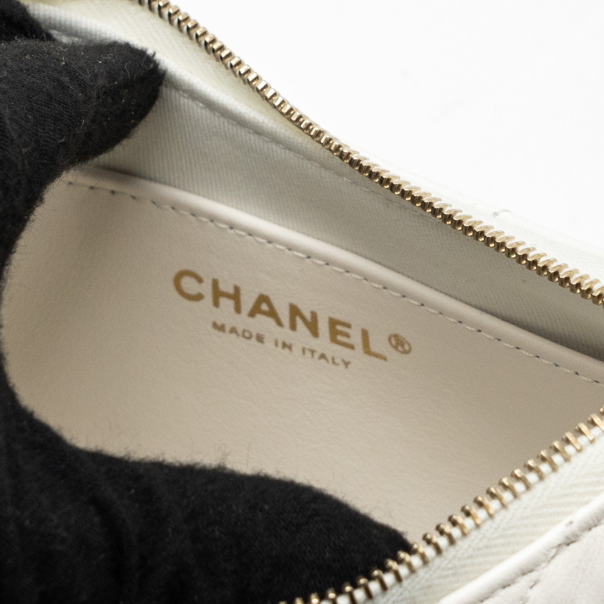 CHANEL 23K HOBO BAG CALFSKIN WHITE GHW (MICROCHIP)