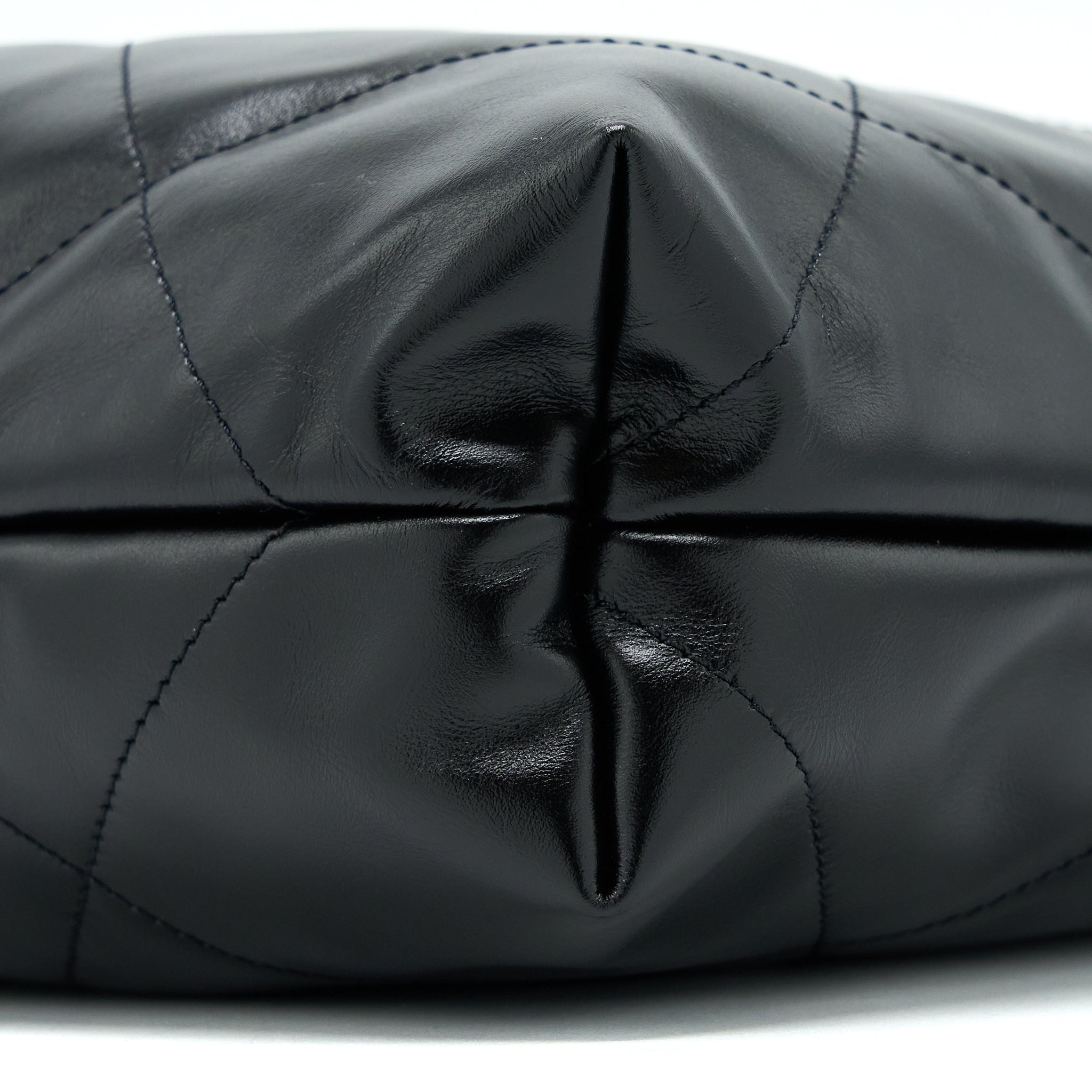 CHANEL MEDIUM 22 BAG GOLD LETTER SHINY CALFSKIN BLACK GHW (MICROCHIP)