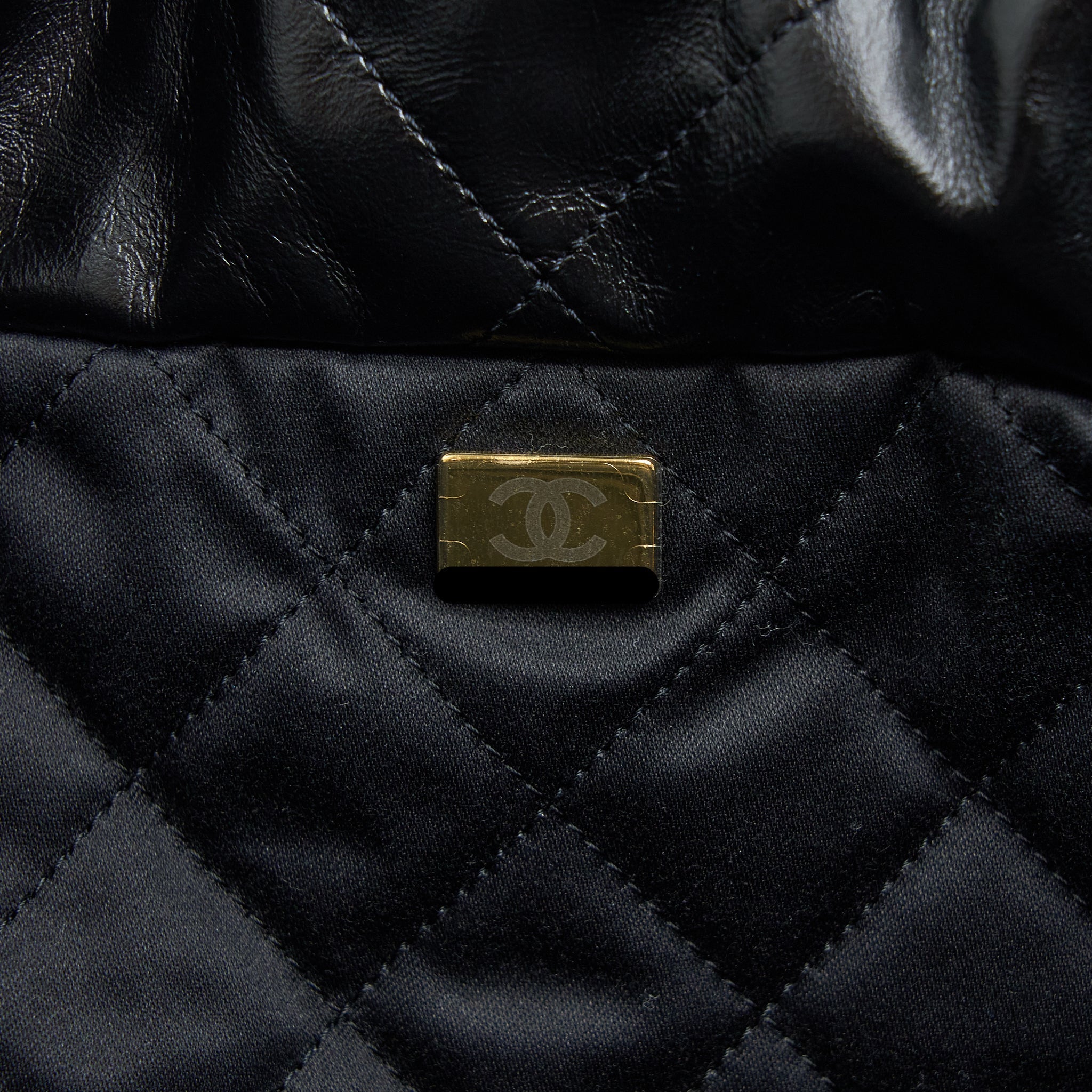CHANEL MEDIUM 22 BAG GOLD LETTER SHINY CALFSKIN BLACK GHW (MICROCHIP)