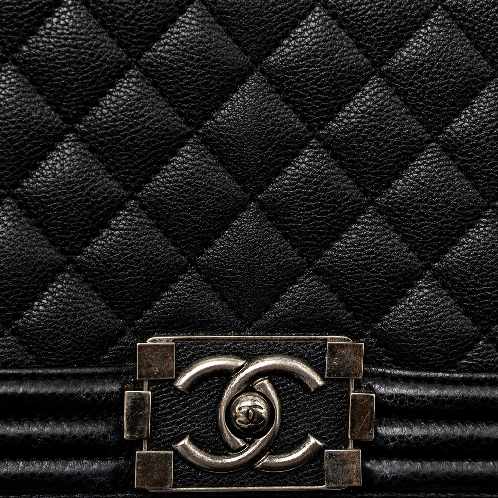 CHANEL MEDIUM BOY BAG GRAINED CALFSKIN BLACK RUTHENIUM HARDWARE