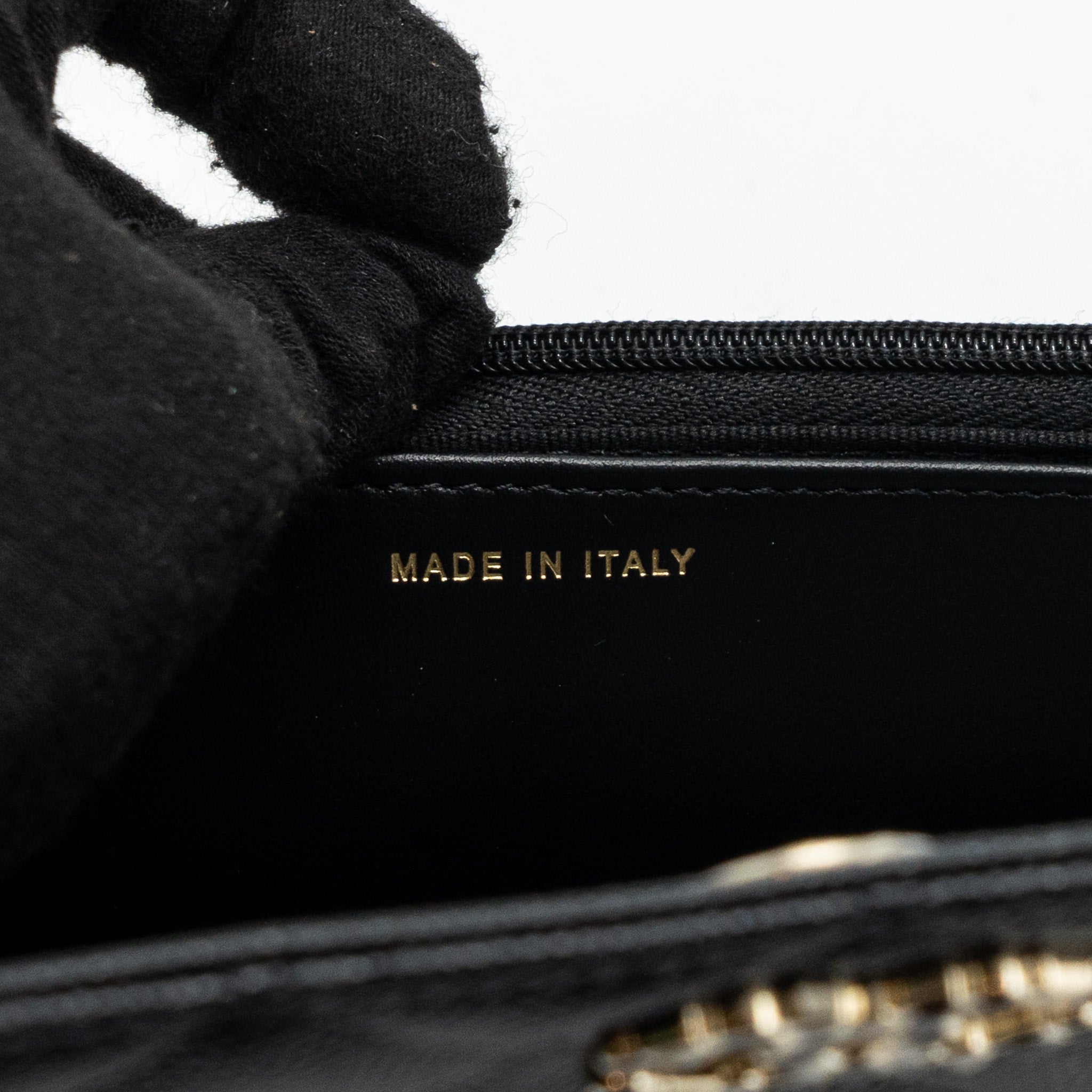 CHANEL 23K DETAILED CC LOGO WALLET ON CHAIN CAVIAR BLACK LGHW (MICROCHIP)