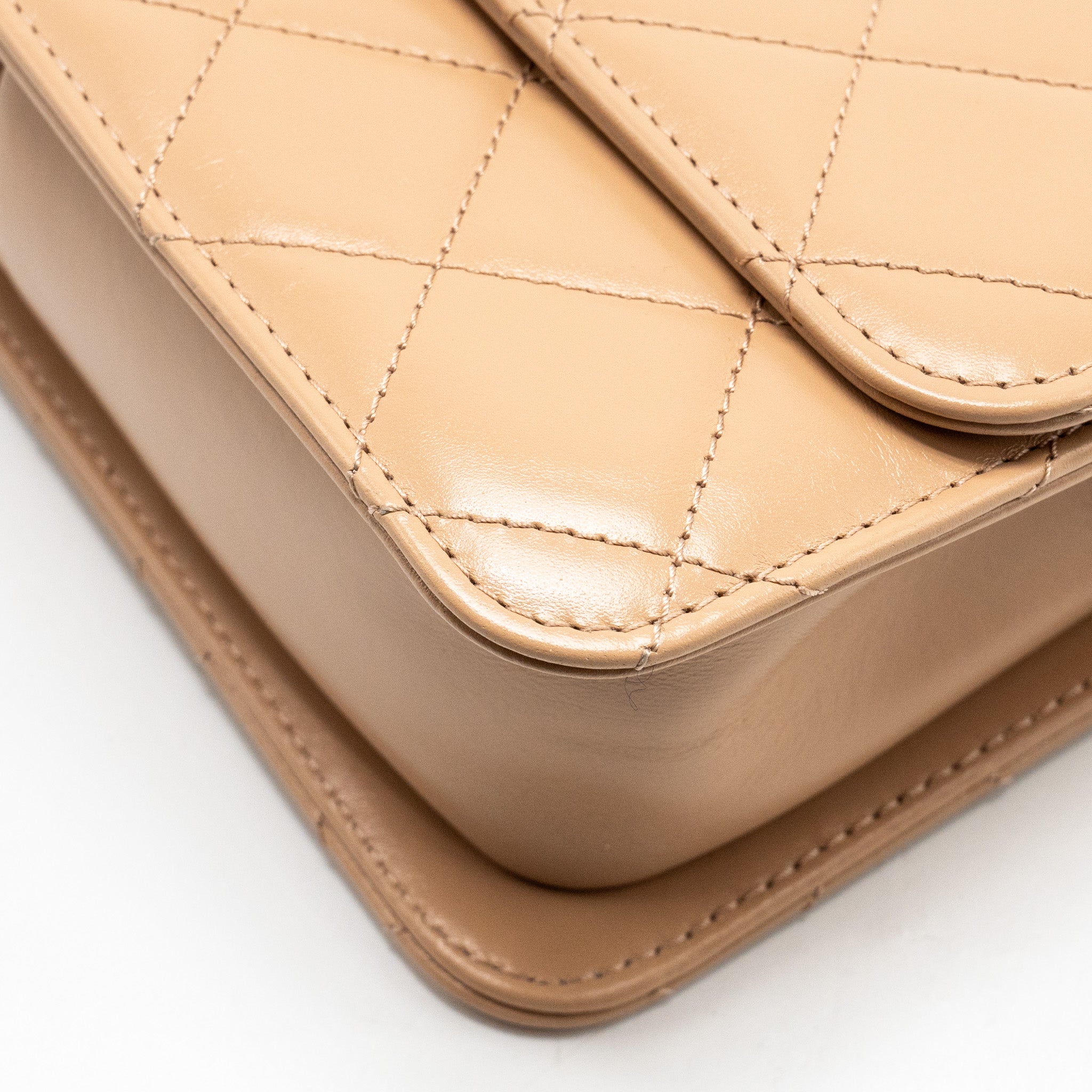 CHANEL 21A GOLD CRUSH FLAP BAG CALFSKIN BEIGE GHW (MICROCHIP)